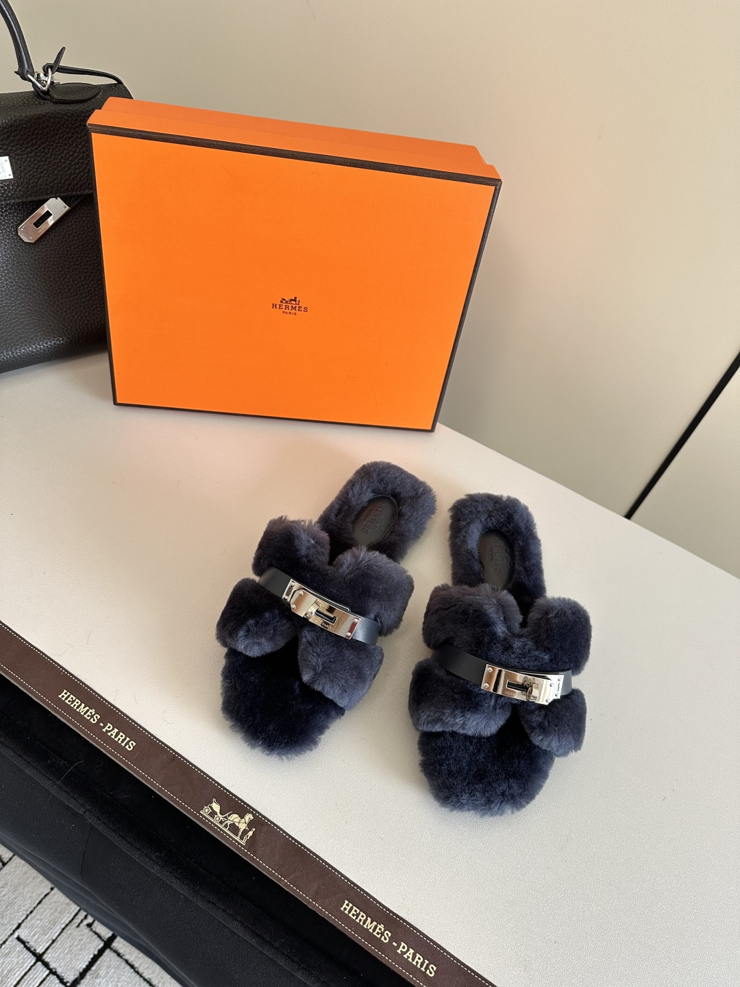 NO:534898,Aimah Hjia 2025ss autumn and winter new fur slippers fur shoes This season, too many beautiful shoes. This fur slippers are really unpleasant. It’s so cool and versatile. It’s cute, with cloud-like feel, barefoot or paired with socks. It’s all fashionable. Imported wool fabric, soft and comfortable, inner wool, leather soles, size 35-39 (40.41.42.43 can be customized without return or exchange), fur shoes, hermes, slippers, Leather soles, socks19860909爱马h家2025ss秋冬新款毛毛拖鞋毛毛鞋 这季节美鞋太多这款毛毛拖真的是让人无法自拔真太酷太百搭了～ 敲可爱的,踩云脚感,光脚或者搭配个袜子穿,都时髦的不行哦 面料进口羊毛 柔软舒适 内里羊毛 鞋底真皮大底 码数35-39（40.41.42.43可以定做不退换）,毛毛鞋拖鞋,hermes,slippers,Leather soles,socks,Women's Shoes