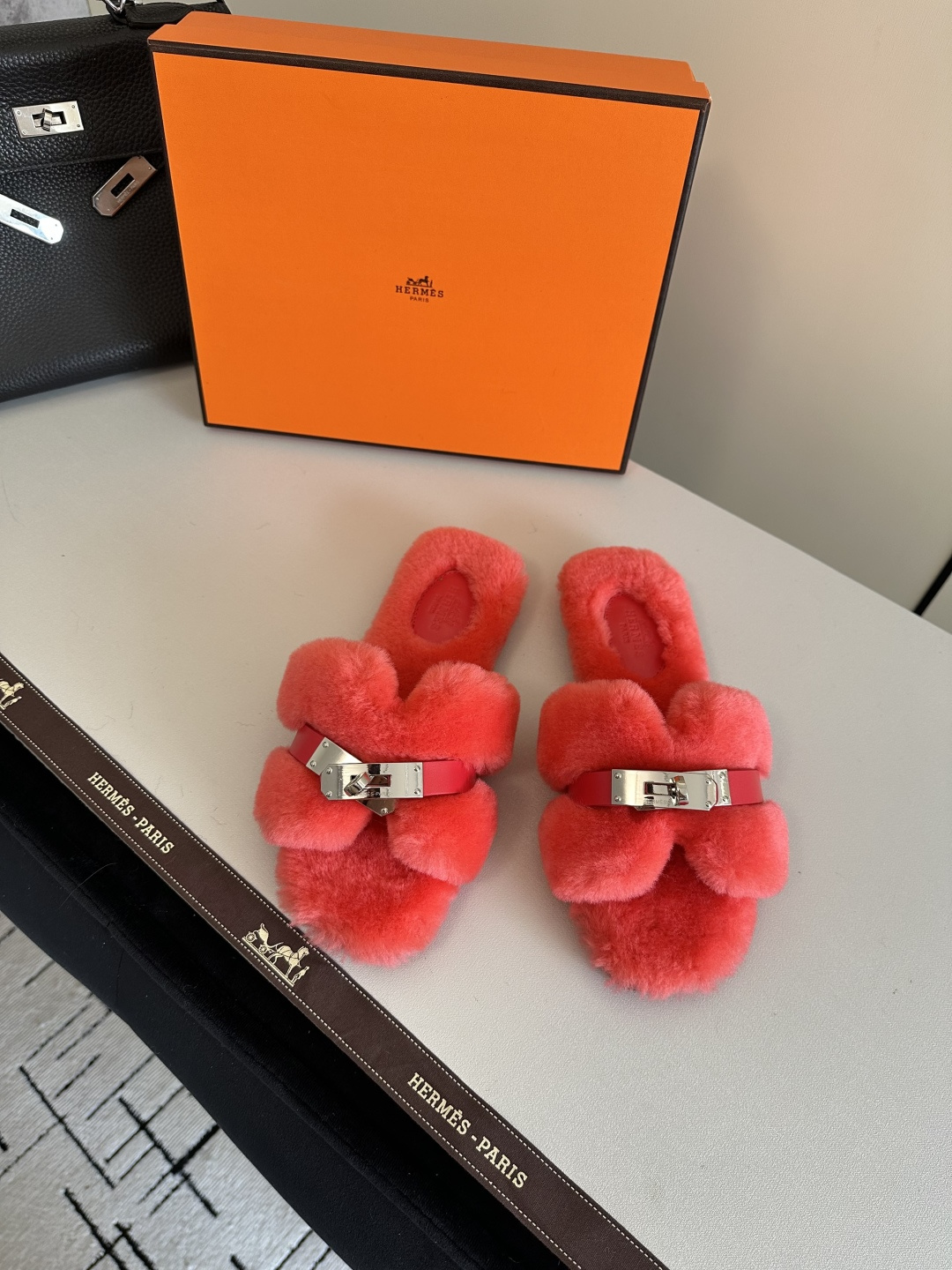 NO:534908,Aimah Hjia 2025ss autumn and winter new fur slippers fur shoes This season, too many beautiful shoes. This fur slippers are really unpleasant. It’s so cool and versatile. It’s cute, with cloud-like feel, barefoot or paired with socks. It’s all fashionable. Imported wool fabric, soft and comfortable, inner wool, leather soles, size 35-39 (40.41.42.43 can be customized without return), fur shoes and slippers, hermes, slippers, Leather soles, socks19860909爱马h家2025ss秋冬新款毛毛拖鞋毛毛鞋 这季节美鞋太多这款毛毛拖真的是让人无法自拔真太酷太百搭了～ 敲可爱的,踩云脚感,光脚或者搭配个袜子穿,都时髦的不行哦 面料进口羊毛 柔软舒适 内里羊毛 鞋底真皮大底 码数35-39（40.41.42.43可以定做不退换）,毛毛鞋拖鞋,hermes,slippers,Leather soles,socks,Women's Shoes