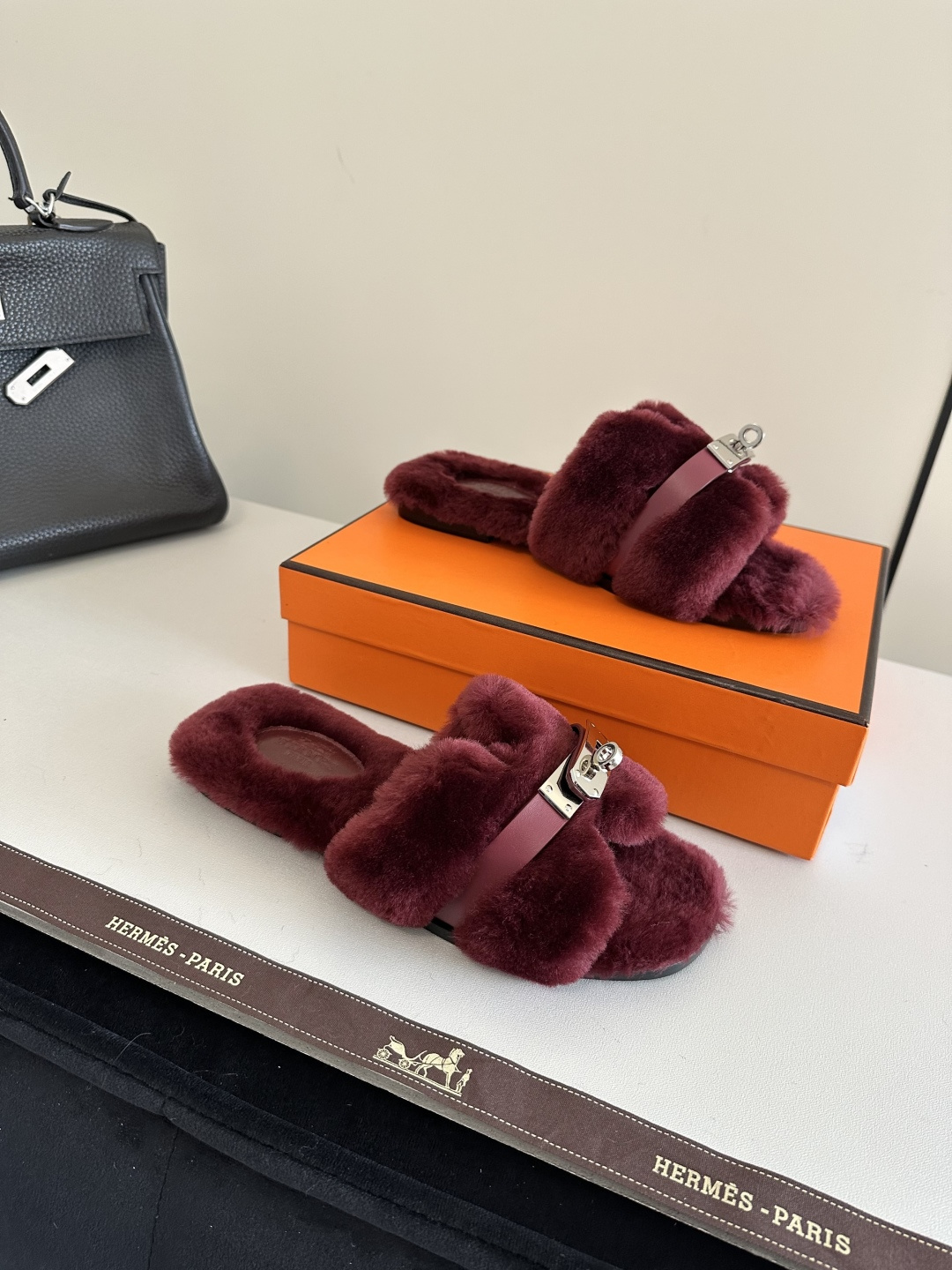 NO:534918,Aimah Hjia 2025ss autumn and winter new fur slippers fur shoes This season, too many beautiful shoes. This fur slippers are really unpleasant. It’s so cool and versatile. It’s cute, with cloud-like feel, barefoot or paired with socks. It’s all fashionable. Imported wool fabric, soft and comfortable, inner wool, leather soles, size 35-39 (40.41.42.43 can be customized without return), fur shoes and slippers, hermes, slippers, Leather soles, socks19860909爱马h家2025ss秋冬新款毛毛拖鞋毛毛鞋 这季节美鞋太多这款毛毛拖真的是让人无法自拔真太酷太百搭了～ 敲可爱的,踩云脚感,光脚或者搭配个袜子穿,都时髦的不行哦 面料进口羊毛 柔软舒适 内里羊毛 鞋底真皮大底 码数35-39（40.41.42.43可以定做不退换）,毛毛鞋拖鞋,hermes,slippers,Leather soles,socks,Women's Shoes