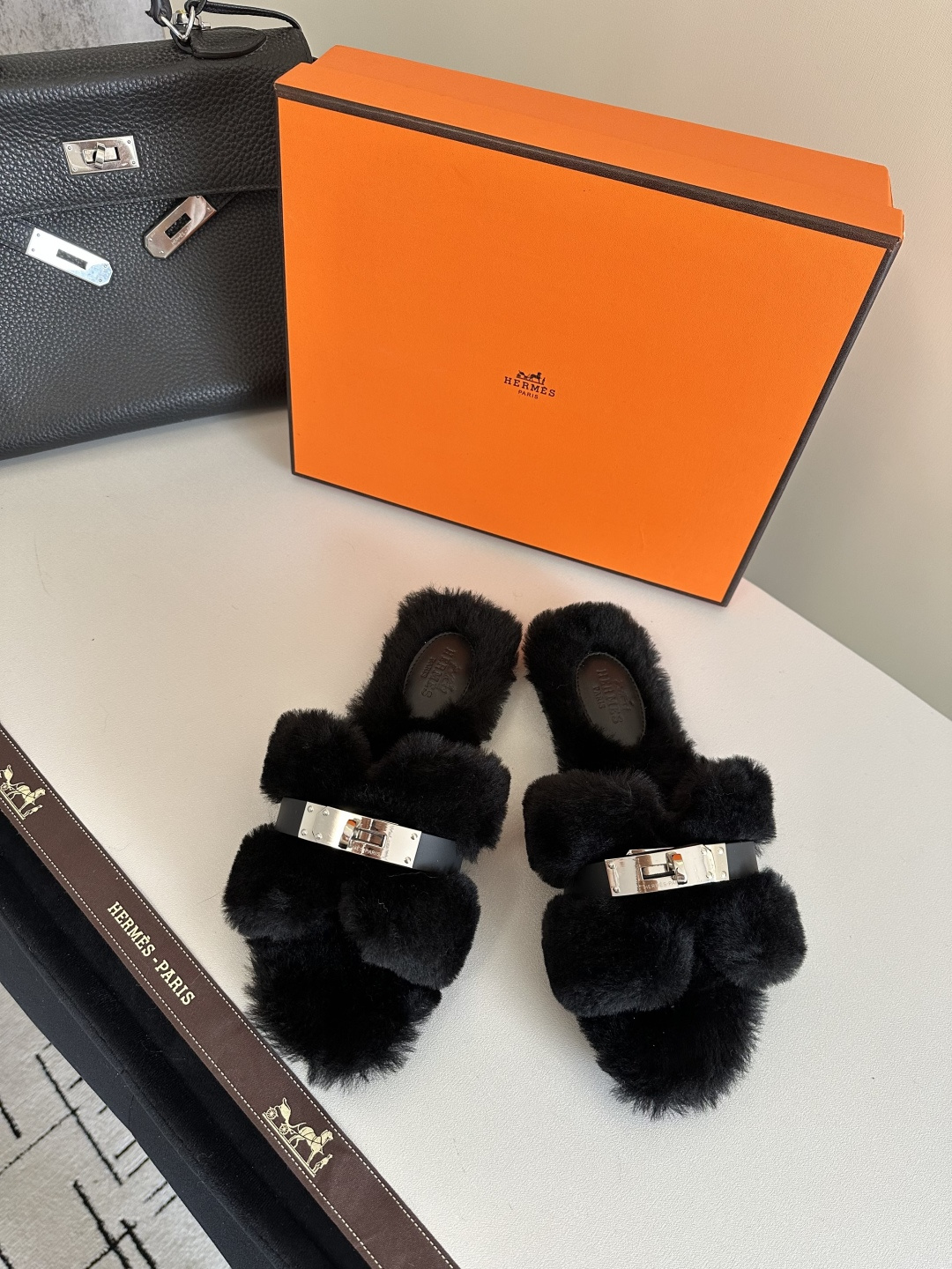 NO:534875,Aimah Hjia 2025ss autumn and winter new fur slippers fur shoes This season, too many beautiful shoes. This fur slippers are really unpleasant. It’s so cool and versatile. It’s cute, with a cloud-like feel, barefoot or a pair with socks. It’s all fashionable. Imported wool fabric, soft and comfortable, inner wool, leather soles, size 35-39 (40.41.42.43 can be customized without return and exchange, fur shoes, slippers, hermes, slippers, Leather soles, socks19860909爱马h家2025ss秋冬新款毛毛拖鞋毛毛鞋 这季节美鞋太多这款毛毛拖真的是让人无法自拔真太酷太百搭了～ 敲可爱的,踩云脚感,光脚或者搭配个袜子穿,都时髦的不行哦 面料进口羊毛 柔软舒适 内里羊毛 鞋底真皮大底 码数35-39（40.41.42.43可以定做不退换,毛毛鞋拖鞋,hermes,slippers,Leather soles,socks,Women's Shoes