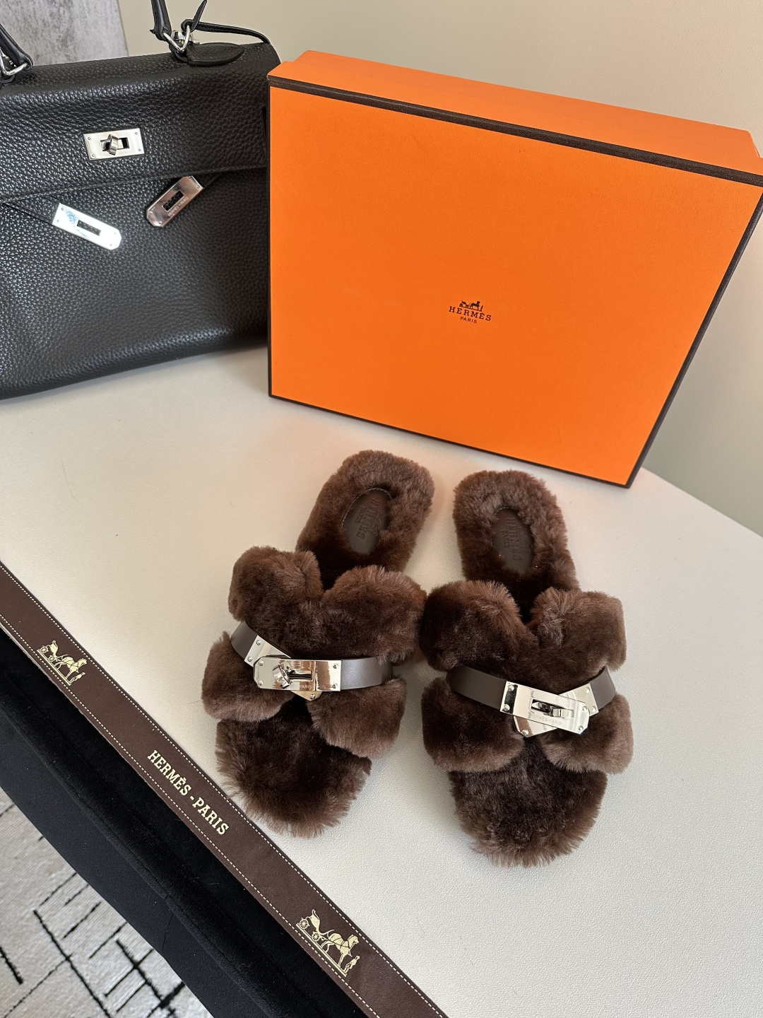 NO:534887,Aimah Hjia 2025ss autumn and winter new fur slippers fur shoes This season, too many beautiful shoes. This fur slippers are really unpleasant. It’s so cool and versatile. It’s cute, with cloud-like feel, barefoot or paired with socks. It’s all fashionable. Imported wool fabric, soft and comfortable, inner wool, leather soles, size 35-39 (40.41.42.43 can be customized without return or exchange), fur shoes, hermes, slippers, Leather soles, socks19860909爱马h家2025ss秋冬新款毛毛拖鞋毛毛鞋 这季节美鞋太多这款毛毛拖真的是让人无法自拔真太酷太百搭了～ 敲可爱的,踩云脚感,光脚或者搭配个袜子穿,都时髦的不行哦 面料进口羊毛 柔软舒适 内里羊毛 鞋底真皮大底 码数35-39（40.41.42.43可以定做不退换）,毛毛鞋拖鞋,hermes,slippers,Leather soles,socks,Women's Shoes