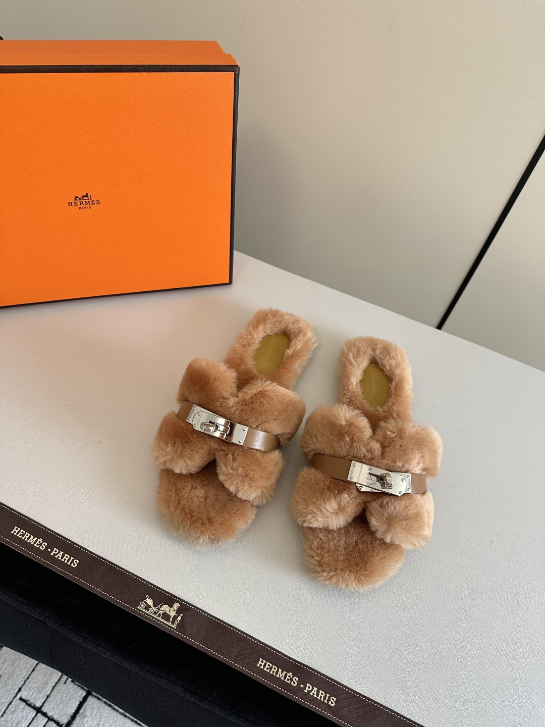 NO:534899,Aimah Hjia 2025ss autumn and winter new fur slippers fur shoes This season, too many beautiful shoes. This fur slippers are really unpleasant. It’s so cool and versatile. It’s cute, with cloud-like feel, barefoot or paired with socks. It’s all fashionable. Imported wool fabric, soft and comfortable, inner wool, leather soles, size 35-39 (40.41.42.43 can be customized without return), fur shoes and slippers, hermes, slippers, Leather soles, socks19860909爱马h家2025ss秋冬新款毛毛拖鞋毛毛鞋 这季节美鞋太多这款毛毛拖真的是让人无法自拔真太酷太百搭了～ 敲可爱的,踩云脚感,光脚或者搭配个袜子穿,都时髦的不行哦 面料进口羊毛 柔软舒适 内里羊毛 鞋底真皮大底 码数35-39（40.41.42.43可以定做不退换）,毛毛鞋拖鞋,hermes,slippers,Leather soles,socks,Women's Shoes