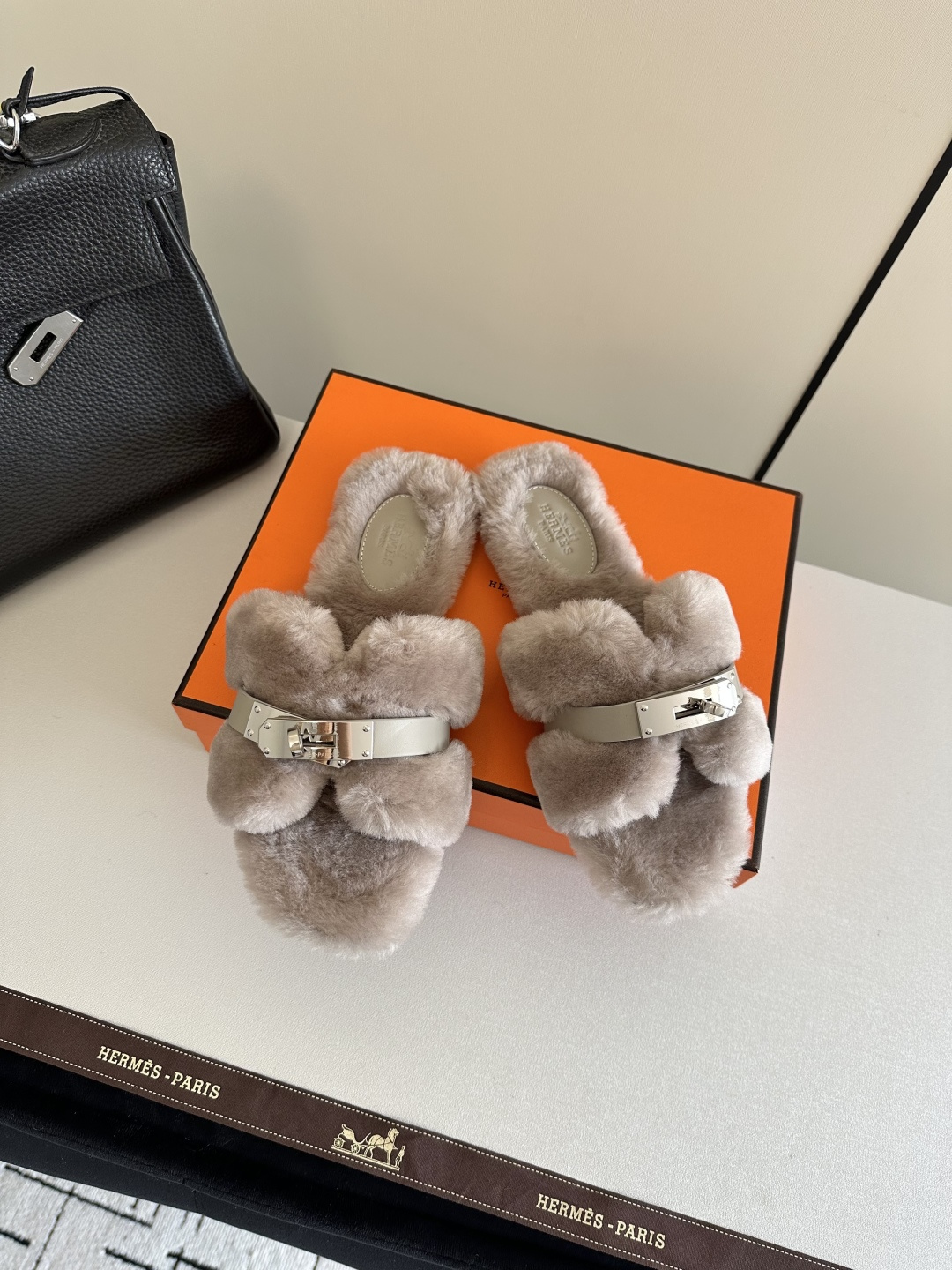 NO:534909,Aimah Hjia 2025ss autumn and winter new fur slippers fur shoes This season, too many beautiful shoes. This fur slippers are really unpleasant. It’s so cool and versatile. It’s cute, with cloud-like feel, barefoot or paired with socks. It’s all fashionable. Imported wool fabric, soft and comfortable, inner wool, leather soles, size 35-39 (40.41.42.43 can be customized without return), fur shoes and slippers, hermes, slippers, Leather soles, socks19860909爱马h家2025ss秋冬新款毛毛拖鞋毛毛鞋 这季节美鞋太多这款毛毛拖真的是让人无法自拔真太酷太百搭了～ 敲可爱的,踩云脚感,光脚或者搭配个袜子穿,都时髦的不行哦 面料进口羊毛 柔软舒适 内里羊毛 鞋底真皮大底 码数35-39（40.41.42.43可以定做不退换）,毛毛鞋拖鞋,hermes,slippers,Leather soles,socks,Women's Shoes