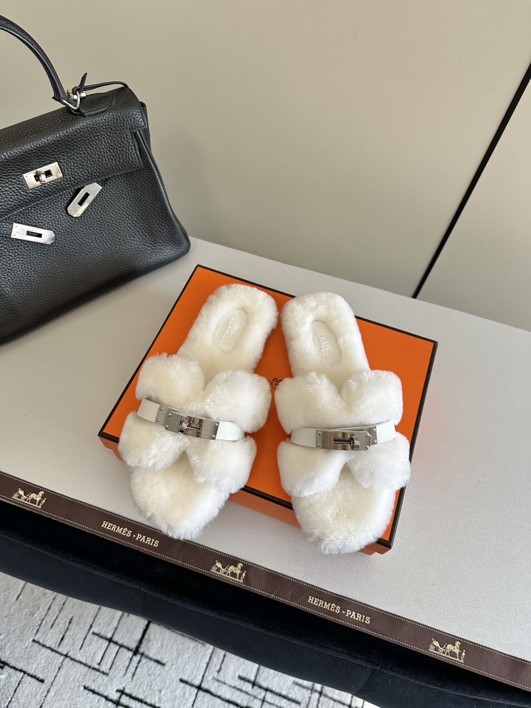 NO:534919,Aimah Hjia 2025ss autumn and winter new fur slippers fur shoes This season, too many beautiful shoes. This fur slippers are really unpleasant. It’s so cool and versatile. It’s cute, with cloud-like feel, barefoot or paired with socks. It’s all fashionable. Imported wool fabric, soft and comfortable, inner wool, leather soles, size 35-39 (40.41.42.43 can be customized without return), fur shoes and slippers, hermes, slippers, Leather soles, socks19860909爱马h家2025ss秋冬新款毛毛拖鞋毛毛鞋 这季节美鞋太多这款毛毛拖真的是让人无法自拔真太酷太百搭了～ 敲可爱的,踩云脚感,光脚或者搭配个袜子穿,都时髦的不行哦 面料进口羊毛 柔软舒适 内里羊毛 鞋底真皮大底 码数35-39（40.41.42.43可以定做不退换）,毛毛鞋拖鞋,hermes,slippers,Leather soles,socks,Women's Shoes