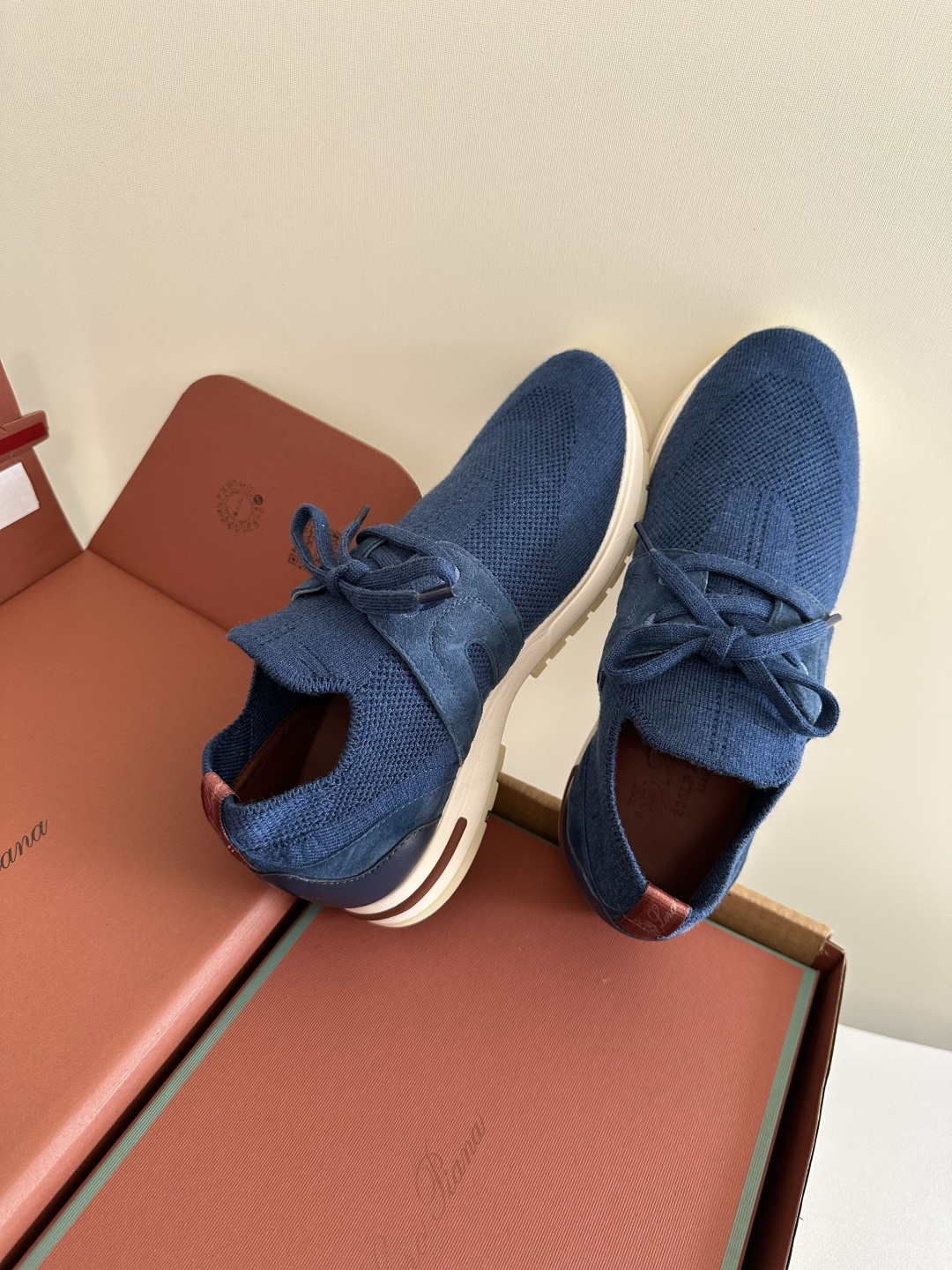 NO:648274,L is nothing but comfortable!  Sporty, light and perfect foot feel!  This sneaker has been polished hard for several months. It is completely stress-free to get in and out of ZG, and the physical quality is nothing to say!  Knitted fabric containing cashmere blend, with exquisite texture and excellent elasticity. It is wrapped gently, like a tailor-made sweater worn on the feet. It is breathable in summer and warm in winter, suitable for all seasons. Fabric cashmere blended fiber Ingredients cashmere cowhide original cotton cloth Midsole original cowhide Outsole original cowhide Exclusive original outsole Size 35-39 (40 customized non-refundable), casual shoes/sports shoes, loro  piana,sneakers,sweaters,cowhide19860909L没别的 就是舒服！ 运动感轻盈感 脚感满分！ 这款运动鞋艰辛打磨几个月 进出ZG完全无压力,实物质感没得说！ 含有羊绒混纺的针织面料,质感精致,弹性极佳,被温柔包裹双,如量身定做穿在脚上的毛衣,夏天透气冬天暖和,四季皆宜. 面料羊绒混纺纤维 配料羊绒牛皮原厂棉布 中底原版牛皮 大底原版牛皮 大底独家原版大底 码数35-39（40定制不退换）,休闲鞋/运动鞋,loro piana,sneakers,sweaters,cowhide,Women's Shoes