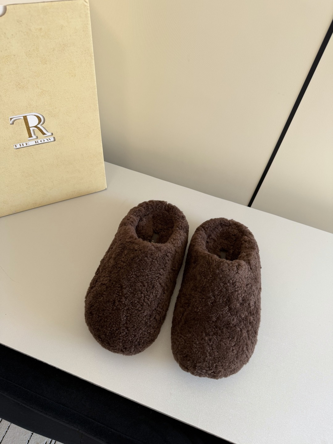 NO:678979,New colors from niche trendy brands!  The Row25ss new warm and lazy lamb wool toe cap flat bottom for autumn and winter. Four seasons fashionable and casual trend, simple deep-mouthed mule drag. This half drag is suitable for casual matching with essential artifacts in all seasons. Yoga pants are very fashionable and stylish. They are very comfortable and stretchy like stepping on the feet!  Warm and stylish!  A must-have artifact for autumn and winter!  The upper is made of fidelity lamb wool, the lining is made of fidelity lamb wool, the original molded rubber outsole, code number: 35/40 (40 is custom-made, non-refundable and non-exchangeable), semi-flip-flops.19860909小众潮牌新色！The Row25ss秋冬新款保暖懒人羊羔毛包头平底 四季时尚休闲潮流简约深口穆勒拖 ,这款半拖适合四季必备神器随意搭配,瑜伽裤,都非常时尚洋气 ,上脚就像踩感一样非常舒适Q弹 ！保暖又时髦！秋冬必备神器！ 鞋面采用保真羊羔毛 内里垫脚保真羊羔毛 原版开模橡胶大底 码数:35/40（40定做不退不换）,半拖毛毛鞋,Women's Shoes