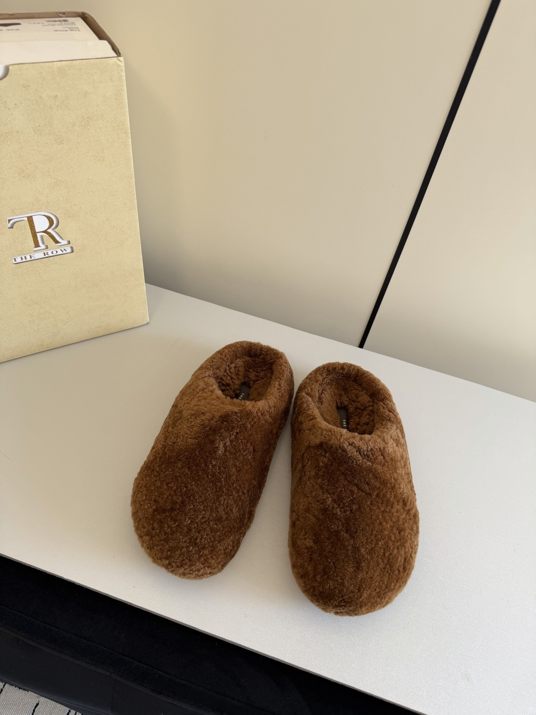 NO:678984,New colors from niche trendy brands!  The Row25ss new warm and lazy lamb wool toe cap flat bottom for autumn and winter. Four seasons fashionable and casual trend, simple deep-mouthed mule drag. This half drag is suitable for casual matching with essential artifacts in all seasons. Yoga pants are very fashionable and stylish. They are very comfortable and stretchy like stepping on the feet!  Warm and stylish!  A must-have artifact for autumn and winter!  The upper is made of fidelity lamb wool, the lining is made of fidelity lamb wool, the original molded rubber outsole, code number: 35/40 (40 is custom-made, non-refundable and non-exchangeable), semi-flip-flops.19860909小众潮牌新色！The Row25ss秋冬新款保暖懒人羊羔毛包头平底 四季时尚休闲潮流简约深口穆勒拖 ,这款半拖适合四季必备神器随意搭配,瑜伽裤,都非常时尚洋气 ,上脚就像踩感一样非常舒适Q弹 ！保暖又时髦！秋冬必备神器！ 鞋面采用保真羊羔毛 内里垫脚保真羊羔毛 原版开模橡胶大底 码数:35/40（40定做不退不换）,半拖毛毛鞋,Women's Shoes