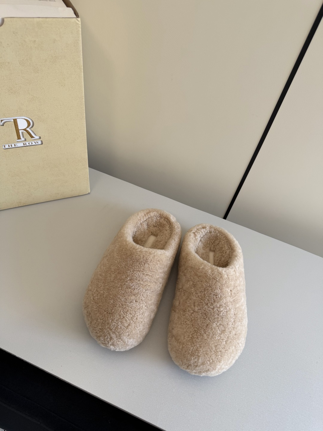 NO:678974,New colors from niche trendy brands!  The Row25ss new warm and lazy lamb wool toe cap flat bottom for autumn and winter. Four seasons fashionable and casual trend, simple deep-mouthed mule drag. This half drag is suitable for casual matching with essential artifacts in all seasons. Yoga pants are very fashionable and stylish. They are very comfortable and stretchy like stepping on the feet!  Warm and stylish!  A must-have artifact for autumn and winter!  The upper is made of fidelity lamb wool, the lining is made of fidelity lamb wool, the original molded rubber outsole, code number: 35/40 (40 is custom-made, non-refundable and non-exchangeable), semi-flip-flops.19860909小众潮牌新色！The Row25ss秋冬新款保暖懒人羊羔毛包头平底 四季时尚休闲潮流简约深口穆勒拖 ,这款半拖适合四季必备神器随意搭配,瑜伽裤,都非常时尚洋气 ,上脚就像踩感一样非常舒适Q弹 ！保暖又时髦！秋冬必备神器！ 鞋面采用保真羊羔毛 内里垫脚保真羊羔毛 原版开模橡胶大底 码数:35/40（40定做不退不换）,半拖毛毛鞋,Women's Shoes