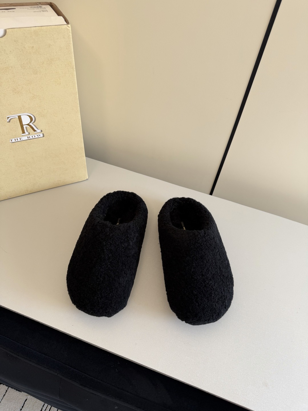 NO:678980,New colors from niche trendy brands!  The Row25ss new warm and lazy lamb wool toe cap flat bottom for autumn and winter. Four seasons fashionable and casual trend, simple deep-mouthed mule drag. This half drag is suitable for casual matching with essential artifacts in all seasons. Yoga pants are very fashionable and stylish. They are very comfortable and stretchy like stepping on the feet!  Warm and stylish!  A must-have artifact for autumn and winter!  The upper is made of fidelity lamb wool, the lining is made of fidelity lamb wool, the original molded rubber outsole, code number: 35/40 (40 is custom-made, non-refundable and non-exchangeable), semi-flip-flops.19860909小众潮牌新色！The Row25ss秋冬新款保暖懒人羊羔毛包头平底 四季时尚休闲潮流简约深口穆勒拖 ,这款半拖适合四季必备神器随意搭配,瑜伽裤,都非常时尚洋气 ,上脚就像踩感一样非常舒适Q弹 ！保暖又时髦！秋冬必备神器！ 鞋面采用保真羊羔毛 内里垫脚保真羊羔毛 原版开模橡胶大底 码数:35/40（40定做不退不换）,半拖毛毛鞋,Women's Shoes