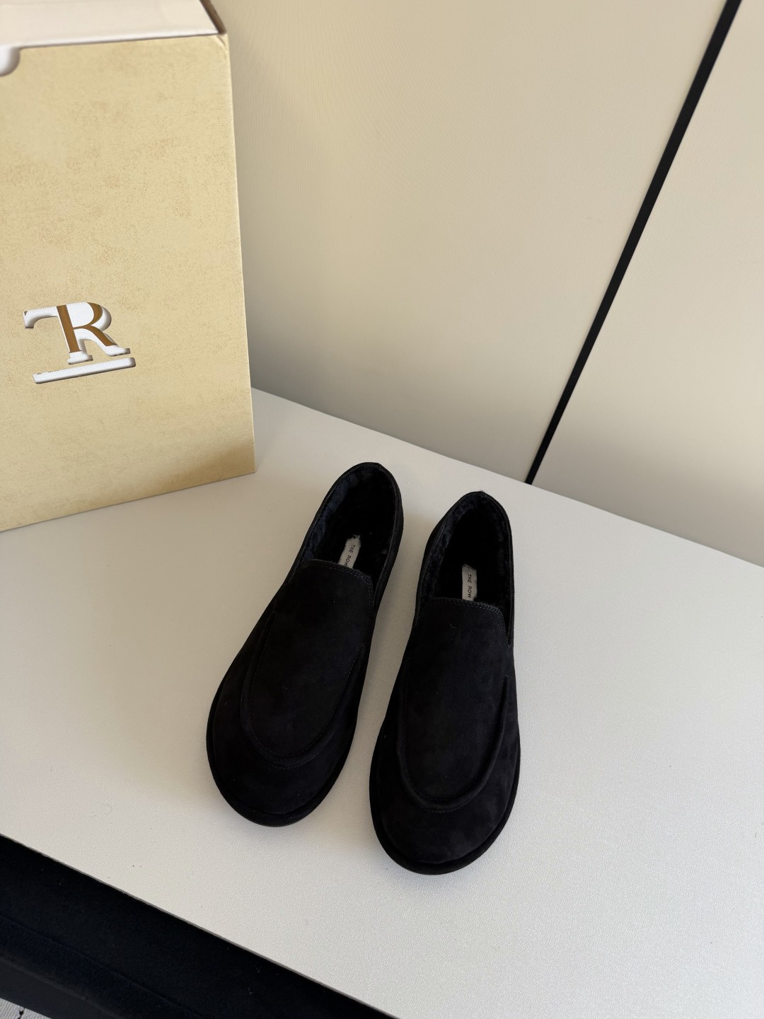 NO:678967,The Row's velvet loafers fell in love with them the first time I saw them. They have a retro feel and look great with any combination!  All major Internet celebrity bloggers are wearing it. The whole shoe is very soft and easy to wear without rubbing the feet. Simple and versatile ~ you can step on the heel and use it as a slipper to kill two birds with one stone. It continues the consistent minimalist style. The unlined structure makes the shoe body extremely light and close to the skin. The whole pair of shoes looks simple but the craftsmanship is difficult.  Adopt full leather bag production process, made by master craftsmen, super waste materials, comfortable and soft to wear on the bare feet, no need to worry about the foot feel, easy to wear is a must, you can’t wear it without the on-foot experience, you don’t want to take it off when you put it on, if you have high requirements for foot feel, close your eyes and enter it. Size 35/40 (40 is custom-made, non-refundable, non-exchangeable), loafers, loafers, slippers19860909The Row一脚蹬加绒乐福鞋 第一眼看到这个鞋子就爱上了,带点复古味随意搭配都好看！各大网红博主都在穿它,整个鞋子非常柔软,好穿不磨脚.简约百搭款~ 可以踩跟当拖鞋一鞋两用一举两得 延续了一贯极简风格,无内衬结构使得鞋身极其轻便贴肤,整双鞋子看似简单其实工艺很难, 采用全皮套包制作工艺,老师傅制作,超级废料,上脚裸穿舒适柔软亲肤,脚感方面完全不可担心,好穿是必须的,穿若无穿的上脚体验,穿上就不想脱的款,对脚感要求高的闭眼入它 码数35/40（40定做不退不换）,乐福鞋,loafers,slippers,Women's Shoes