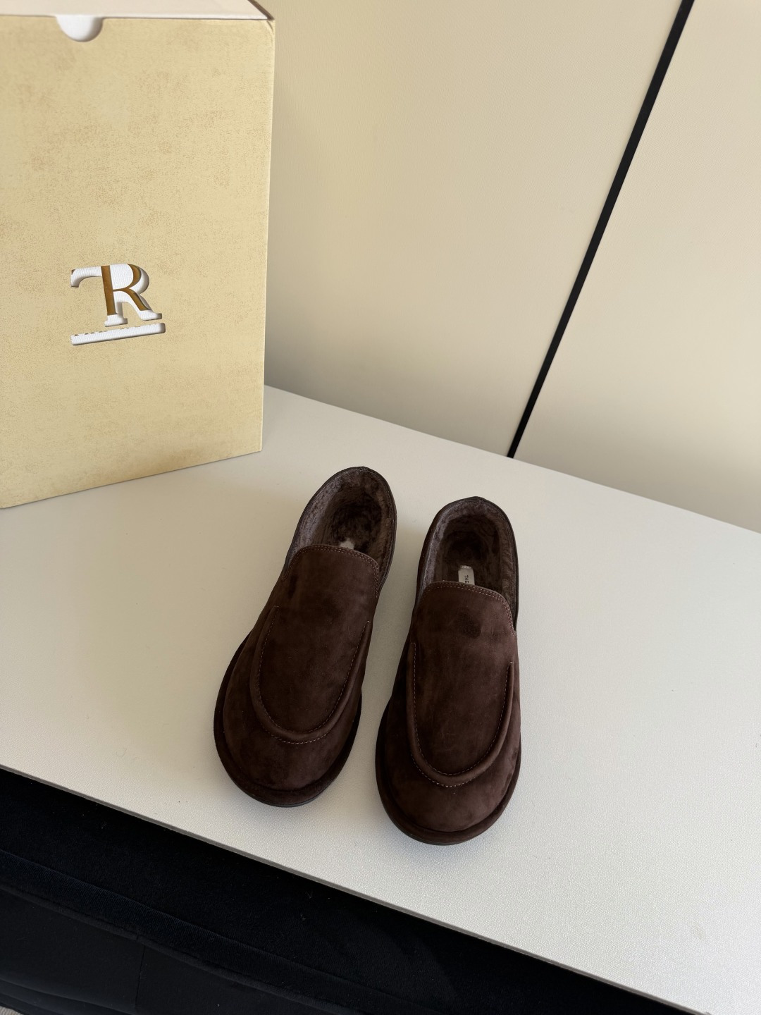 NO:678975,The Row's velvet loafers fell in love with them the first time I saw them. They have a retro feel and look great with any combination!  All major Internet celebrity bloggers are wearing it. The whole shoe is very soft and easy to wear without rubbing the feet. Simple and versatile ~ you can step on the heel and use it as a slipper to kill two birds with one stone. It continues the consistent minimalist style. The unlined structure makes the shoe body extremely light and close to the skin. The whole pair of shoes looks simple but the craftsmanship is difficult.  Adopt full leather bag production process, made by master craftsmen, super waste materials, comfortable and soft to wear on the bare feet, no need to worry about the foot feel, easy to wear is a must, you can’t wear it without the on-foot experience, you don’t want to take it off when you put it on, if you have high requirements for foot feel, close your eyes and enter it. Size 35/40 (40 is custom-made, non-refundable, non-exchangeable), loafers, loafers, slippers19860909The Row一脚蹬加绒乐福鞋 第一眼看到这个鞋子就爱上了,带点复古味随意搭配都好看！各大网红博主都在穿它,整个鞋子非常柔软,好穿不磨脚.简约百搭款~ 可以踩跟当拖鞋一鞋两用一举两得 延续了一贯极简风格,无内衬结构使得鞋身极其轻便贴肤,整双鞋子看似简单其实工艺很难, 采用全皮套包制作工艺,老师傅制作,超级废料,上脚裸穿舒适柔软亲肤,脚感方面完全不可担心,好穿是必须的,穿若无穿的上脚体验,穿上就不想脱的款,对脚感要求高的闭眼入它 码数35/40（40定做不退不换）,乐福鞋,loafers,slippers,Women's Shoes