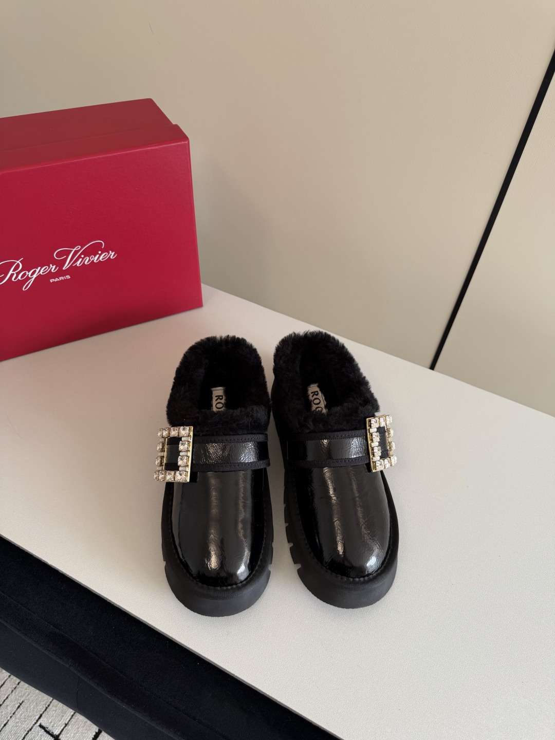 NO:577871,Drag Roger vivor | RV 25 WF new square diamond buckle thick-soled snow boots. The iconic square rhinestone buckle is the focus of the visual. The diamond decoration is as bright as a star. The geometric balance of straight edges and rounded corners hides the brand's design philosophy for more than half a century. It is just like the independent and gentle posture of women. The uppers carved with Italian craftsmanship are wrapped with imported sheep wool from Australia. Each step is filled with spring-like warmth. The thick-soled design hides ingenuity.  It is good news for little people. It not only continues the fashionable tension of the brand's thick-soled shoes, but also uses rubber foam outsole to build a solid non-slip foundation. It is not only a warm tool to resist the cold, but also the finishing touch to brighten the style. It allows the light of the classic square buckle to continue to shine in the cold winter. size35-41 (4041 customization), half-slip snow boots, Roger Vivier, boots19860909拖 Roger vivier | RV 25 WF新品方钻扣厚底雪地靴 标志性方形水钻扣是视觉焦点 钻饰星辰般的璀璨 直边与圆角的几何平衡里 藏着品牌半个多世纪的设计哲思 恰如女性独立而温婉的姿态 意大利匠心工艺雕琢的鞋面 与澳洲进口绵羊毛内里包裹 让每一步都踏在春日般的暖意中 厚底设计暗藏巧思 堪称小个子福音 既延续品牌厚底鞋履的时尚张力 又以橡胶发泡大底筑牢防滑根基 它既是抵御严寒的保暖利器 亦是点亮造型的点睛之笔 让经典方扣的光芒 在寒冬里持续闪耀 size35-41（4041定制）,半拖雪地靴,roger vivier,boots,Women's Shoes