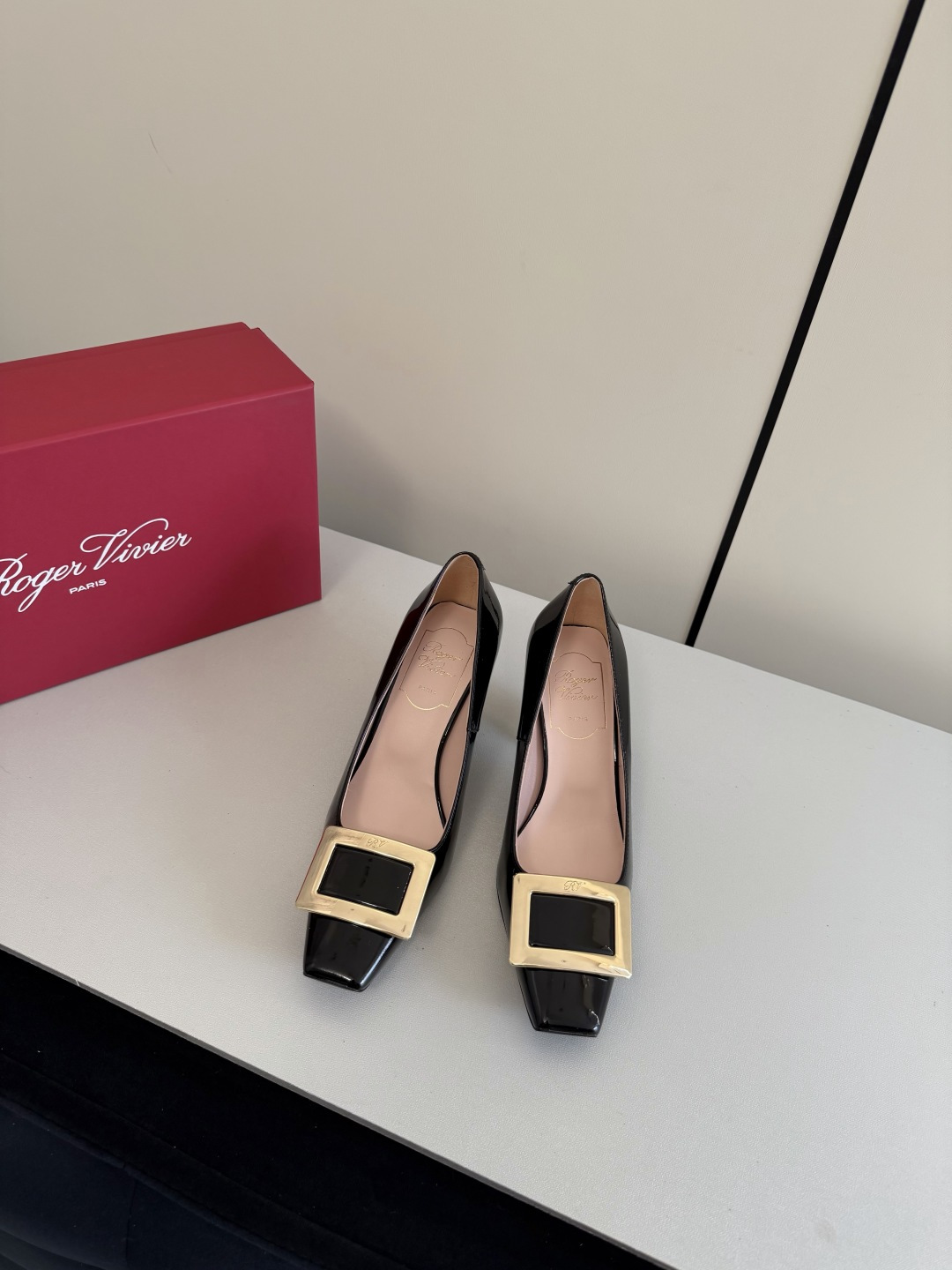 NO:616901,O Upgraded!  Purchasing agent level RV home's top purchasing agent version is a must-have for date parties --------------------------------- The last shape of the pedicure is exactly the same as that of the counter, the toe is three-dimensional but the lines are smooth and slender without pressuring the feet!  Shiny imported cow patent leather is soft and comfortable!  Special light gold square buckle, showing perfect lines at any angle!  Imported mixed sheepskin lining, just for the pursuit of perfect foot feel. Original Italian thickened genuine leather outsole. The brand's unique rhombus skyscraper geometric heel design, heel height 7.0cm, no matter how you walk, you will not be tired no matter how you walk. Size 35-39 40 can be customized. Original packaging at the counter, high heels and single shoes, high heels, sheepskin, Leather soles19860909O 升级啦！代购级 Rv家顶级代购版本约会聚会arty必备 -------------------------------- 跟专柜完全一致修脚的楦型,鞋头立体但是线条流畅修长不压脚！ 闪闪发亮的进口牛漆皮柔软舒适！ 特制淡金色方扣,不管哪个角度都呈现完美的线条！ 进口的混种羊皮内里,只为了追求完美的脚感 原版意大利加厚真皮大底 品牌特有的斜方摩天大楼几何跟设计,跟高7.0cm,怎么走路都不累 码数35-39 40可以定制 专柜原版包装,高跟鞋单鞋,high heels,sheepskin,Leather soles,Women's Shoes