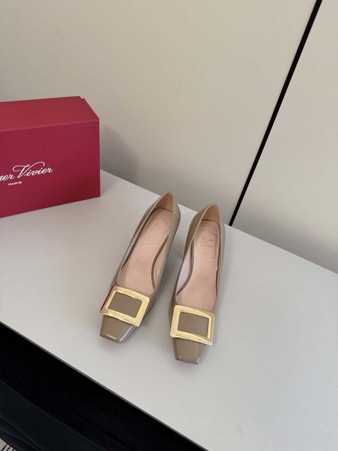 NO:616906,O Upgraded!  Purchasing agent level RV home's top purchasing agent version is a must-have for date parties --------------------------------- The last shape of the pedicure is exactly the same as that of the counter, the toe is three-dimensional but the lines are smooth and slender without pressuring the feet!  Shiny imported cow patent leather is soft and comfortable!  Special light gold square buckle, showing perfect lines at any angle!  Imported mixed sheepskin lining, just for the pursuit of perfect foot feel. Original Italian thickened genuine leather outsole. The brand's unique rhombus skyscraper geometric heel design, heel height 7.0cm, no matter how you walk, you will not be tired no matter how you walk. Size 35-39 40 can be customized. Original packaging at the counter, high heels and single shoes, high heels, sheepskin, Leather soles19860909O 升级啦！代购级 Rv家顶级代购版本约会聚会arty必备 -------------------------------- 跟专柜完全一致修脚的楦型,鞋头立体但是线条流畅修长不压脚！ 闪闪发亮的进口牛漆皮柔软舒适！ 特制淡金色方扣,不管哪个角度都呈现完美的线条！ 进口的混种羊皮内里,只为了追求完美的脚感 原版意大利加厚真皮大底 品牌特有的斜方摩天大楼几何跟设计,跟高7.0cm,怎么走路都不累 码数35-39 40可以定制 专柜原版包装,高跟鞋单鞋,high heels,sheepskin,Leather soles,Women's Shoes