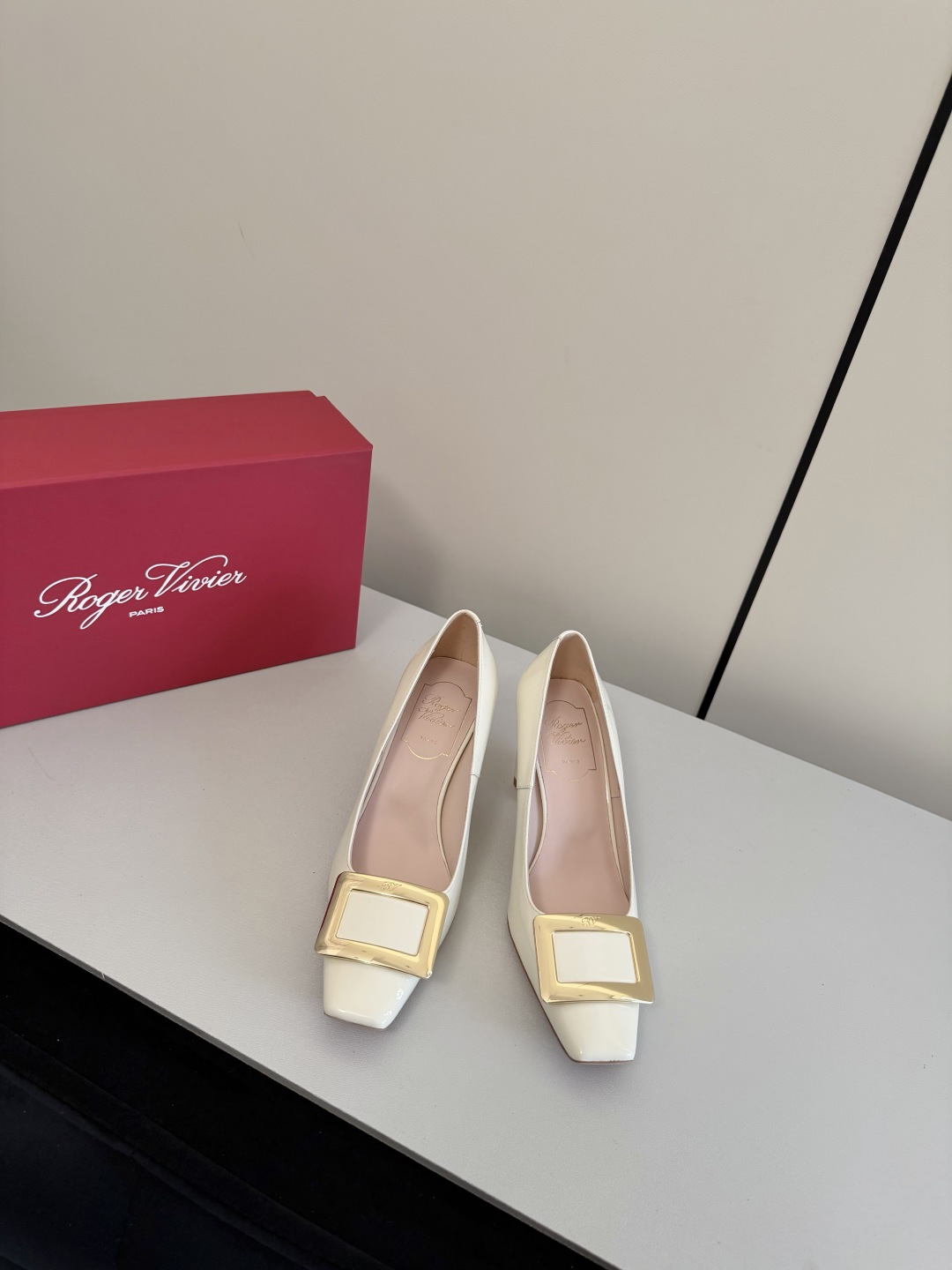 NO:616914,O Upgraded!  Purchasing agent level RV home's top purchasing agent version is a must-have for date parties --------------------------------- The last shape of the pedicure is exactly the same as that of the counter, the toe is three-dimensional but the lines are smooth and slender without pressuring the feet!  Shiny imported cow patent leather is soft and comfortable!  Special light gold square buckle, showing perfect lines at any angle!  Imported mixed sheepskin lining, just for the pursuit of perfect foot feel. Original Italian thickened genuine leather outsole. The brand's unique rhombus skyscraper geometric heel design, heel height 7.0cm, no matter how you walk, you will not be tired no matter how you walk. Size 35-39 40 can be customized. Original packaging at the counter, high heels and single shoes, high heels, sheepskin, Leather soles19860909O 升级啦！代购级 Rv家顶级代购版本约会聚会arty必备 -------------------------------- 跟专柜完全一致修脚的楦型,鞋头立体但是线条流畅修长不压脚！ 闪闪发亮的进口牛漆皮柔软舒适！ 特制淡金色方扣,不管哪个角度都呈现完美的线条！ 进口的混种羊皮内里,只为了追求完美的脚感 原版意大利加厚真皮大底 品牌特有的斜方摩天大楼几何跟设计,跟高7.0cm,怎么走路都不累 码数35-39 40可以定制 专柜原版包装,高跟鞋单鞋,high heels,sheepskin,Leather soles,Women's Shoes