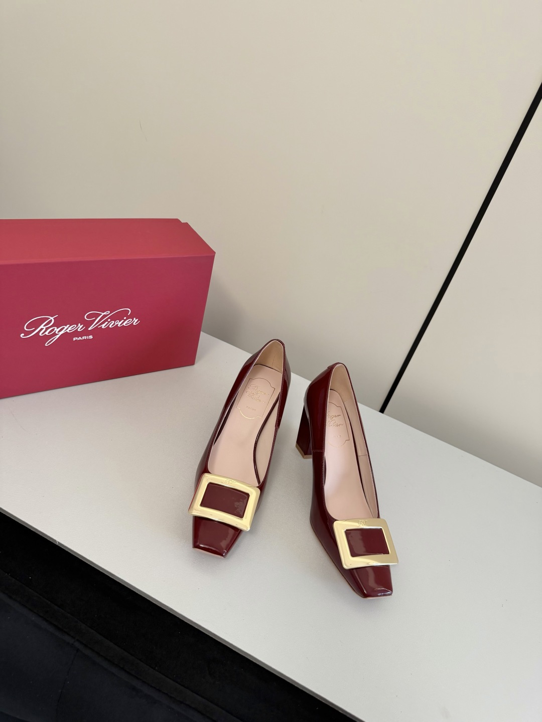 NO:616920,O Upgraded!  Purchasing agent level RV home's top purchasing agent version is a must-have for date parties --------------------------------- The last shape of the pedicure is exactly the same as that of the counter, the toe is three-dimensional but the lines are smooth and slender without pressuring the feet!  Shiny imported cow patent leather is soft and comfortable!  Special light gold square buckle, showing perfect lines at any angle!  Imported mixed sheepskin lining, just for the pursuit of perfect foot feel. Original Italian thickened genuine leather outsole. The brand's unique rhombus skyscraper geometric heel design, heel height 7.0cm, no matter how you walk, you will not be tired no matter how you walk. Size 35-39 40 can be customized. Original packaging at the counter, high heels and single shoes, high heels, sheepskin, Leather soles19860909O 升级啦！代购级 Rv家顶级代购版本约会聚会arty必备 -------------------------------- 跟专柜完全一致修脚的楦型,鞋头立体但是线条流畅修长不压脚！ 闪闪发亮的进口牛漆皮柔软舒适！ 特制淡金色方扣,不管哪个角度都呈现完美的线条！ 进口的混种羊皮内里,只为了追求完美的脚感 原版意大利加厚真皮大底 品牌特有的斜方摩天大楼几何跟设计,跟高7.0cm,怎么走路都不累 码数35-39 40可以定制 专柜原版包装,高跟鞋单鞋,high heels,sheepskin,Leather soles,Women's Shoes