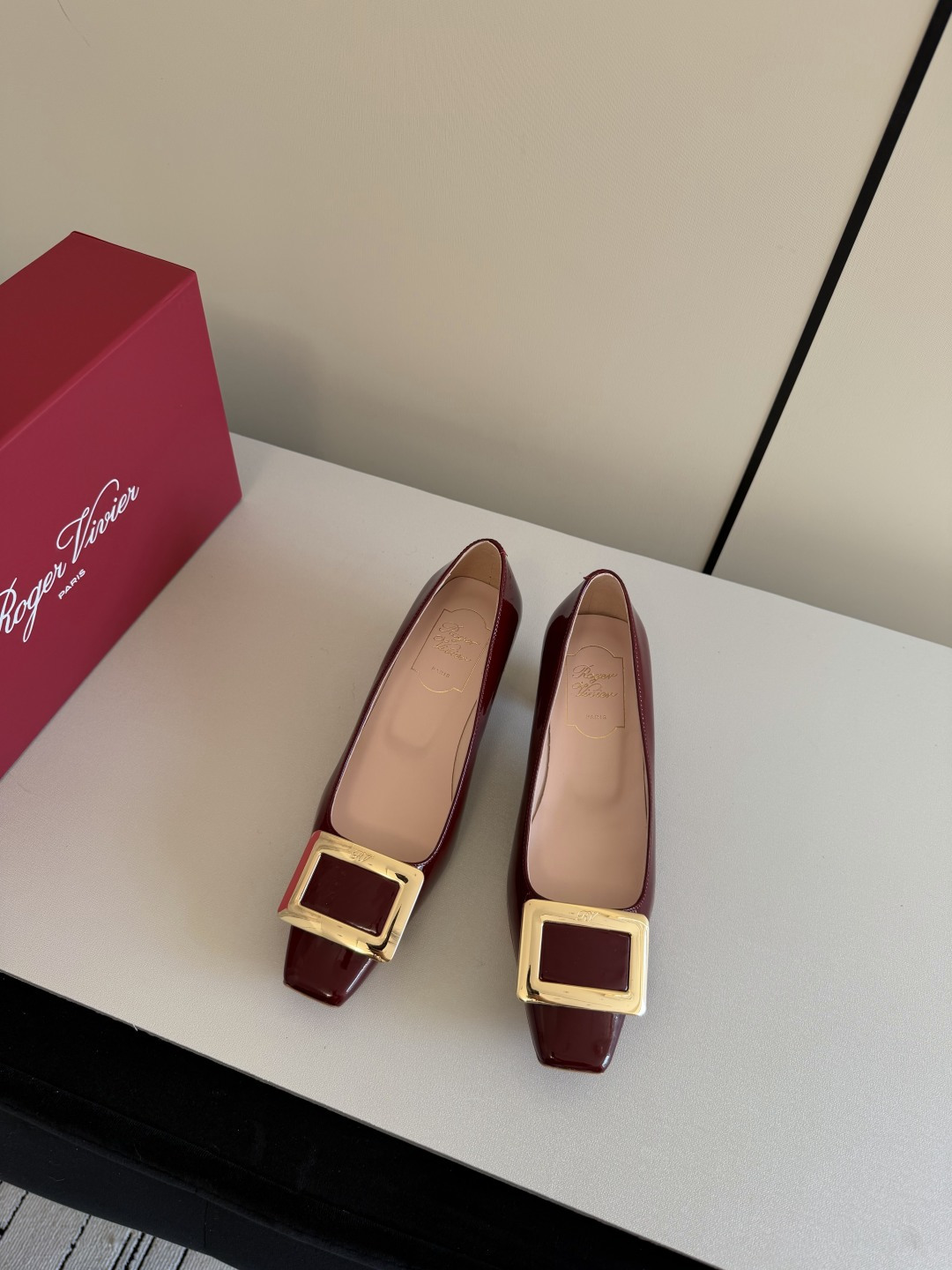 NO:616926,O Upgraded!  Purchasing agent level RV home's top purchasing agent version is a must-have for date parties --------------------------------- The last shape of the pedicure is exactly the same as that of the counter, the toe is three-dimensional but the lines are smooth and slender without pressuring the feet!  Shiny imported cow patent leather is soft and comfortable!  Special light gold square buckle, showing perfect lines at any angle!  Imported mixed sheepskin lining, just for the pursuit of perfect foot feel. Original Italian thickened genuine leather outsole. The brand's unique oblique geometric heel design, heel height 5.0cm, no matter how you walk, you will not be tired no matter how you walk. Size 35-39 40 can be customized. Original packaging at the counter, high heels, single shoes, high heels, sheepskin, Leather soles19860909O 升级啦！代购级 Rv家顶级代购版本约会聚会arty必备 -------------------------------- 跟专柜完全一致修脚的楦型,鞋头立体但是线条流畅修长不压脚！ 闪闪发亮的进口牛漆皮柔软舒适！ 特制淡金色方扣,不管哪个角度都呈现完美的线条！ 进口的混种羊皮内里,只为了追求完美的脚感 原版意大利加厚真皮大底 品牌特有的斜方几何跟设计,跟高5.0cm,怎么走路都不累 码数35-39 40可以定制 专柜原版包装,高跟鞋单鞋,high heels,sheepskin,Leather soles,Women's Shoes