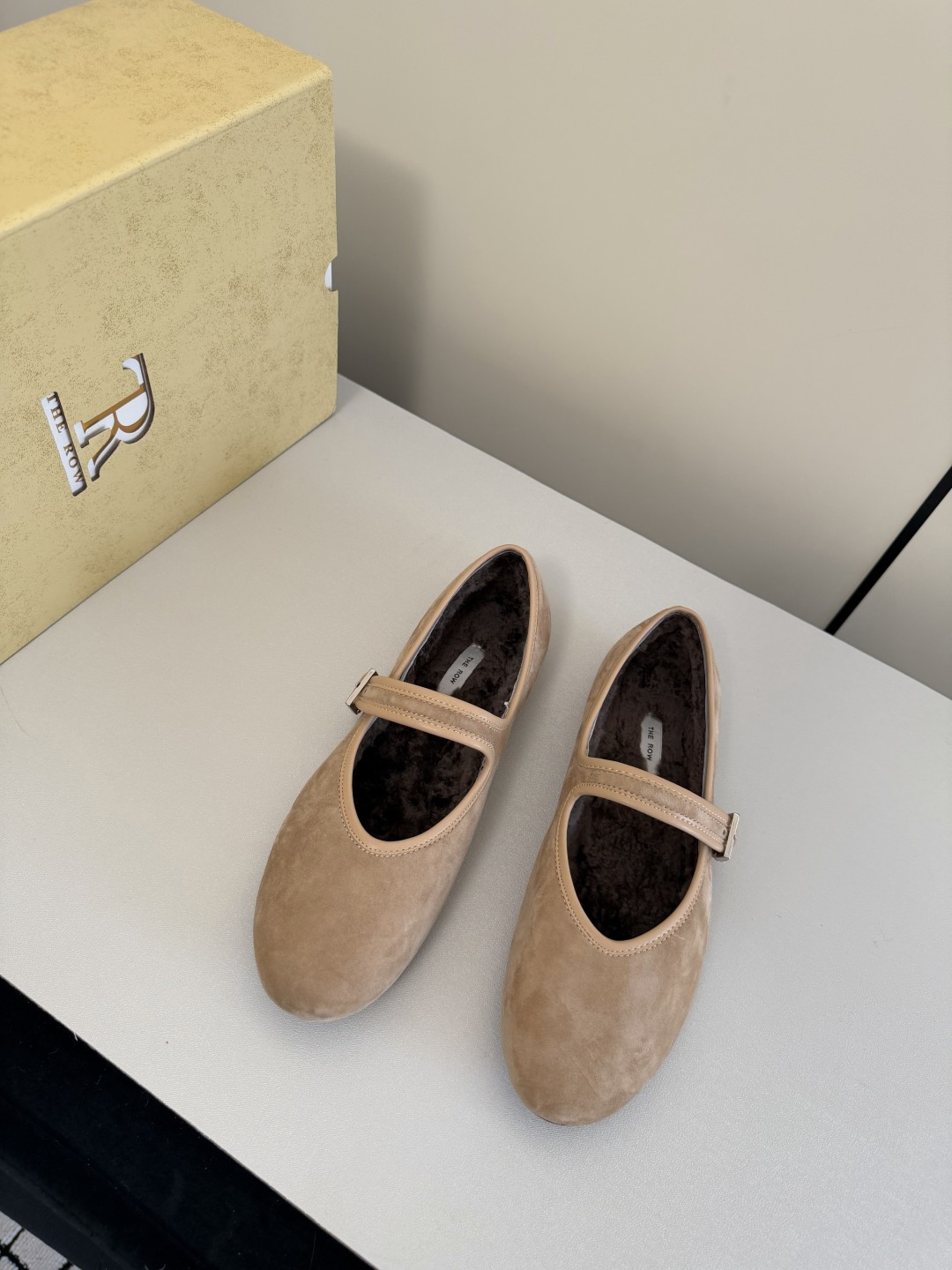 NO:668083,THE Row 26’s latest simple Maoli Mary Jane snow shoes!  Xiaohongshu’s latest item that has been popular!  One glance determines the ro*!  Even an ordinary pair of row shoes still look high-end, with a retro style and a stylish design. The classic round-toe shoe last echoes the eternal classics and never goes out of style, making them invincible and versatile for everyday use!  Cow suede upper, wool lining, original molded rubber outsole, size 35/40 (40 custom made, non-returnable, non-exchangeable), furry shoes, mary jane19860909THE Row 26最新简易毛里玛丽珍雪地单鞋！ 小红书被点爆的一款最新单品！一眼情定the ro*！即便是一双普通的row 家依旧看起来充满高级感,搭配复古有洋气,设计时髦倍增,经典圆头鞋楦呼应永远经典不过时,无敌百搭日常！ 鞋面牛反绒 内里羊毛里 大底原版开模橡胶大底 码数35/40（40定做不退不换）,毛毛鞋,mary jane,Women's Shoes