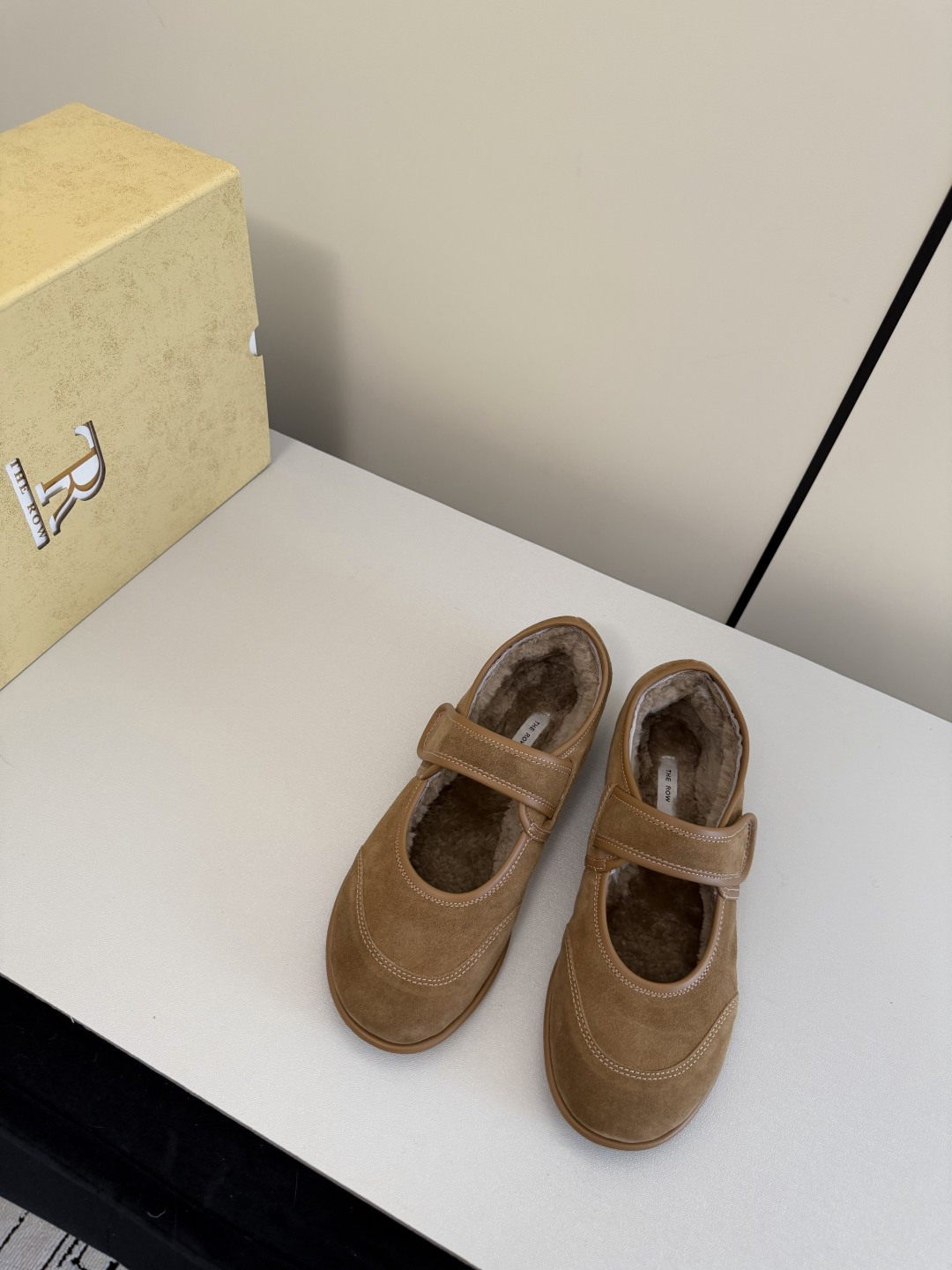 NO:668095,THE Row 26’s latest simple Maoli Mary Jane snow shoes!  Xiaohongshu’s latest item that has been popular!  One glance determines the ro*!  Even an ordinary pair of row shoes still look high-end, with a retro style and a stylish design. The classic round-toe shoe last echoes the eternal classics and never goes out of style, making them invincible and versatile for everyday use!  Cow suede upper, wool lining, original molded rubber outsole, size 35/40 (customized for 40, non-refundable, non-exchangeable), with original packaging, fur shoes, mary jane19860909THE Row 26最新简易毛里玛丽珍雪地单鞋！ 小红书被点爆的一款最新单品！一眼情定the ro*！即便是一双普通的row 家依旧看起来充满高级感,搭配复古有洋气,设计时髦倍增,经典圆头鞋楦呼应永远经典不过时,无敌百搭日常！ 鞋面牛反绒 内里羊毛里 大底原版开模橡胶大底 码数35/40（40定做不退不换） 配原版包装,毛毛鞋,mary jane,Women's Shoes