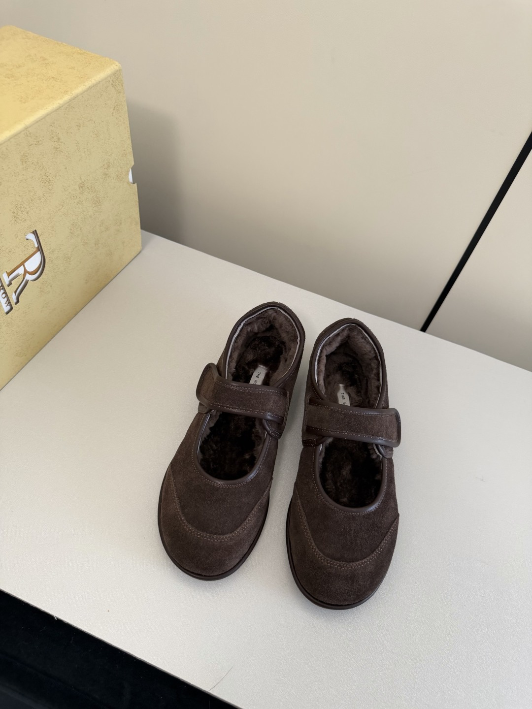 NO:668100,THE Row 26’s latest simple Maoli Mary Jane snow shoes!  Xiaohongshu’s latest item that has been popular!  One glance determines the ro*!  Even an ordinary pair of row shoes still look high-end, with a retro style and a stylish design. The classic round-toe shoe last echoes the eternal classics and never goes out of style, making them invincible and versatile for everyday use!  Cow suede upper, wool lining, original molded rubber outsole, size 35/40 (customized for 40, non-refundable, non-exchangeable), with original packaging, fur shoes, mary jane19860909THE Row 26最新简易毛里玛丽珍雪地单鞋！ 小红书被点爆的一款最新单品！一眼情定the ro*！即便是一双普通的row 家依旧看起来充满高级感,搭配复古有洋气,设计时髦倍增,经典圆头鞋楦呼应永远经典不过时,无敌百搭日常！ 鞋面牛反绒 内里羊毛里 大底原版开模橡胶大底 码数35/40（40定做不退不换） 配原版包装,毛毛鞋,mary jane,Women's Shoes