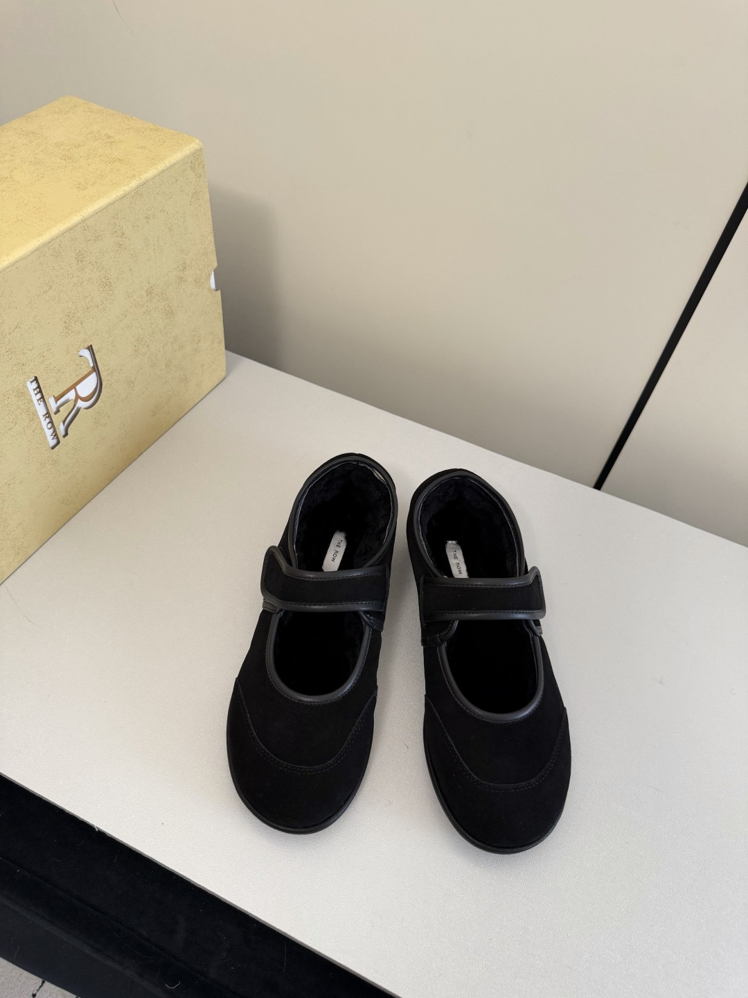 NO:668105,THE Row 26’s latest simple Maoli Mary Jane snow shoes!  Xiaohongshu’s latest item that has been popular!  One glance determines the ro*!  Even an ordinary pair of row shoes still look high-end, with a retro style and a stylish design. The classic round-toe shoe last echoes the eternal classics and never goes out of style, making them invincible and versatile for everyday use!  Cow suede upper, wool lining, original molded rubber outsole, size 35/40 (customized for 40, non-refundable, non-exchangeable), with original packaging, fur shoes, mary jane19860909THE Row 26最新简易毛里玛丽珍雪地单鞋！ 小红书被点爆的一款最新单品！一眼情定the ro*！即便是一双普通的row 家依旧看起来充满高级感,搭配复古有洋气,设计时髦倍增,经典圆头鞋楦呼应永远经典不过时,无敌百搭日常！ 鞋面牛反绒 内里羊毛里 大底原版开模橡胶大底 码数35/40（40定做不退不换） 配原版包装,毛毛鞋,mary jane,Women's Shoes