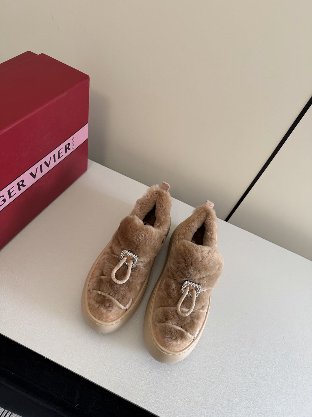 NO:668110,RV 25 new autumn and winter products are here! ! The new furry boots have a round body! The matching heel is 5cm! Super slim!! The sheepskin texture directly fills the winter atmosphere. It is warm and fashionable, covering the whole autumn and winter~^_^ The lining and collar are made of soft and fufu wool. The upper foot is like stepping on clouds. The warmth is perfect and it is not stuffy! The most eye-catching thing is the small square diamond buckle on the upper. The blngbling is so flashy.  Size 35/40 (40 is custom-made and cannot be returned or exchanged), casual shoes/sports shoes, boots, sneakers19860909Rv 25秋冬新品来啦! !新品毛毛靴鞋身是圆润的鞋身! 搭配跟高5cm!超级显瘦!! 羊剪绒质感让冬日氛围感直接拉满 润暖时髦,承包整个秋冬~^_^内里和鞋口都是软fufu的羊毛上脚就像踩在云朵上 保暖度满分还不闷脚!最吸睛的就是鞋面小方钻扣 blngbling闪到不行 码数35/40（40定做不退不换）,休闲鞋/运动鞋,boots,sneakers,Women's Shoes