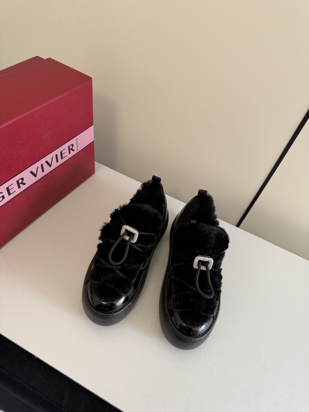 NO:668117,RV 25 new autumn and winter products are here! ! The new furry boots have a round body! The matching heel is 5cm! Super slim!! The sheepskin texture directly fills the winter atmosphere. It is warm and fashionable, covering the whole autumn and winter~^_^ The lining and collar are made of soft and fufu wool. The upper foot is like stepping on clouds. The warmth is perfect and it is not stuffy! The most eye-catching thing is the small square diamond buckle on the upper. The blngbling is so flashy.  Size 35/40 (40 is custom-made and cannot be returned or exchanged), casual shoes/sports shoes, boots, sneakers19860909Rv 25秋冬新品来啦! !新品毛毛靴鞋身是圆润的鞋身! 搭配跟高5cm!超级显瘦!! 羊剪绒质感让冬日氛围感直接拉满 润暖时髦,承包整个秋冬~^_^内里和鞋口都是软fufu的羊毛上脚就像踩在云朵上 保暖度满分还不闷脚!最吸睛的就是鞋面小方钻扣 blngbling闪到不行 码数35/40（40定做不退不换）,休闲鞋/运动鞋,boots,sneakers,Women's Shoes