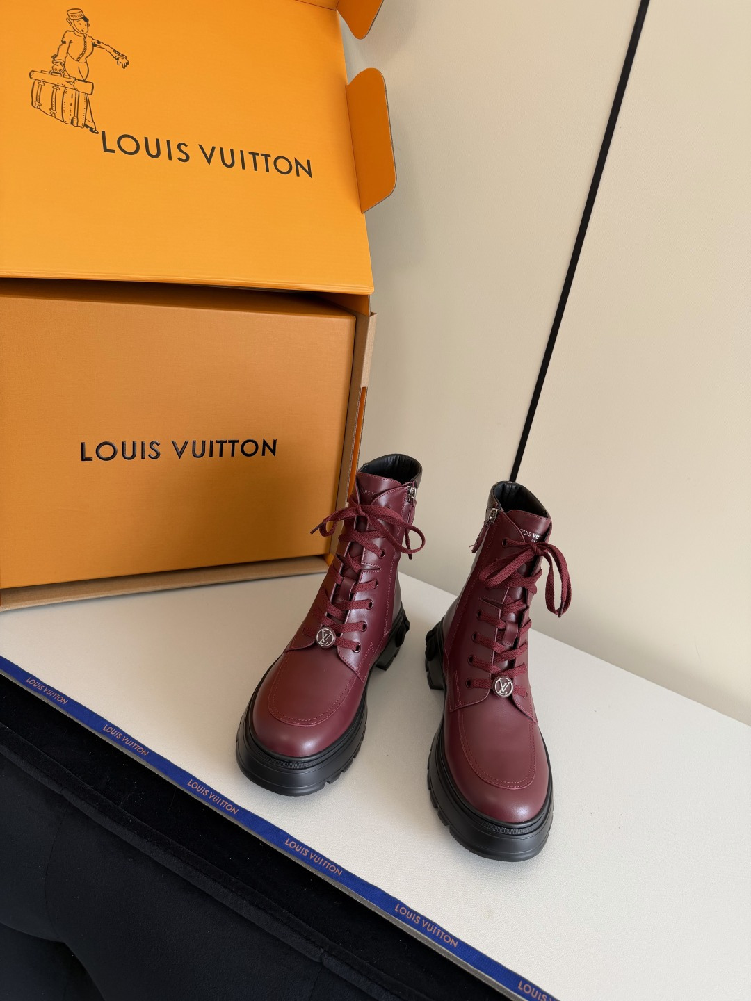 NO:649491,25Fw new autumn and winter Louis vuitton DISTRICT RANGER ankle boots, lace-up thick-soled side zipper Martin boots. This District Ranger ankle boots carry military inspiration and travel heritage. The soft cow leather upper is embellished with metal chains and luggage tag-shaped pendants made of Monogram canvas. The EVA outsole has fine ridges, thick yet light. The upper is calfskin, the lining is sheepskin, and the sole is molded and combined with rubber outsole.  Size 35-39 (40.41 custom-made, non-refundable), boots, louis vuitton, boots, cowhide, sheepskin1986090925Fw秋冬新款Louis vuitton DISTRICT RANGER 及踝靴 系带厚底侧拉链马丁靴 本款District Ranger及踝靴承载军旅灵感和的旅行传承,为舒软牛皮革鞋面点缀金属链条和Monogram帆布制成的行李牌形状挂饰.EVA 外底拥有细致凸纹,厚实而不失轻盈. 鞋面牛皮老花皮 内里垫脚羊皮 鞋底开模组合橡胶大底 码数35-39（40.41定做不退换）,靴子,louis vuitton,boots,cowhide,sheepskin,Women's Shoes