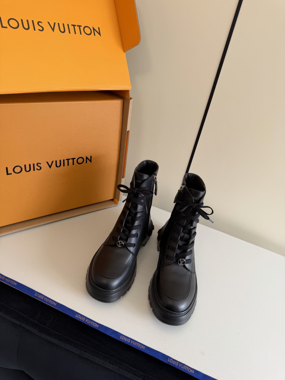 NO:649508,25Fw new autumn and winter Louis vuitton DISTRICT RANGER ankle boots, lace-up thick-soled side zipper Martin boots. This District Ranger ankle boots carry military inspiration and travel heritage. The soft cow leather upper is embellished with metal chains and luggage tag-shaped pendants made of Monogram canvas. The EVA outsole has fine ridges, thick yet light. The upper is calfskin, the lining is sheepskin, and the sole is molded and combined with rubber outsole.  Size 35-39 (40.41 custom-made, non-refundable), boots, louis vuitton, boots, cowhide, sheepskin1986090925Fw秋冬新款Louis vuitton DISTRICT RANGER 及踝靴 系带厚底侧拉链马丁靴 本款District Ranger及踝靴承载军旅灵感和的旅行传承,为舒软牛皮革鞋面点缀金属链条和Monogram帆布制成的行李牌形状挂饰.EVA 外底拥有细致凸纹,厚实而不失轻盈. 鞋面牛皮老花皮 内里垫脚羊皮 鞋底开模组合橡胶大底 码数35-39（40.41定做不退换）,靴子,louis vuitton,boots,cowhide,sheepskin,Women's Shoes