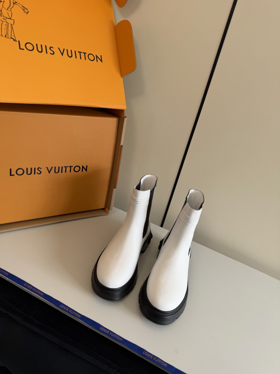 NO:649444,25Fw new autumn and winter Louis vuitton DISTRICT RANGER ankle boots. This District Ranger boots carry military inspiration and travel heritage. The soft cow leather upper is embellished with metal chains and luggage tag-shaped pendants made of Monogram canvas. The EVA outsole has detailed ridges, thick yet light. The upper is cowhide, the lining is sheepskin, and the sole is molded and combined with rubber outsole.  Size 35-39 (40.41 custom-made, non-refundable), boots, louis vuitton, boots, cowhide, sheepskin1986090925Fw秋冬新款Louis vuitton DISTRICT RANGER 及踝靴 一脚蹬 本款District Ranger一脚蹬承载军旅灵感和的旅行传承,为舒软牛皮革鞋面点缀金属链条和Monogram帆布制成的行李牌形状挂饰.EVA 外底拥有细致凸纹,厚实而不失轻盈. 鞋面牛皮 内里垫脚羊皮 鞋底开模组合橡胶大底 码数35-39（40.41定做不退换）,靴子,louis vuitton,boots,cowhide,sheepskin,Women's Shoes