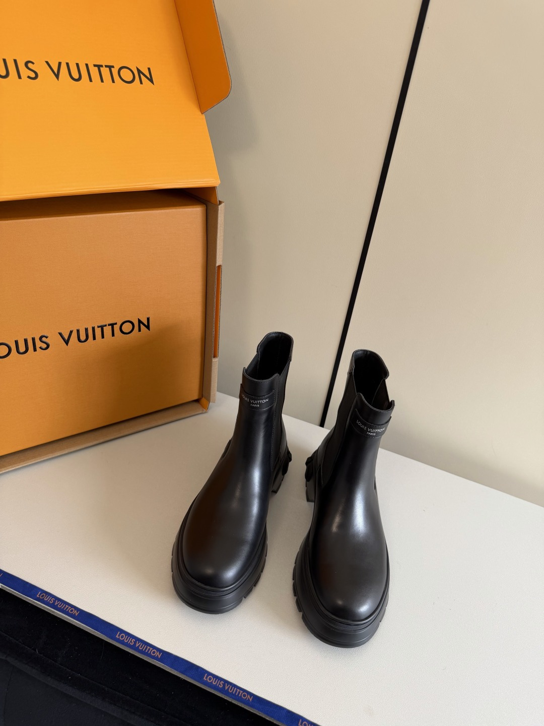 NO:649457,25Fw new autumn and winter Louis vuitton DISTRICT RANGER ankle boots. This District Ranger boots carry military inspiration and travel heritage. The soft cow leather upper is embellished with metal chains and luggage tag-shaped pendants made of Monogram canvas. The EVA outsole has detailed ridges, thick yet light. The upper is cowhide, the lining is sheepskin, and the sole is molded and combined with rubber outsole.  Size 35-39 (40.41 custom-made, non-refundable), boots, louis vuitton, boots, cowhide, sheepskin1986090925Fw秋冬新款Louis vuitton DISTRICT RANGER 及踝靴 一脚蹬 本款District Ranger一脚蹬承载军旅灵感和的旅行传承,为舒软牛皮革鞋面点缀金属链条和Monogram帆布制成的行李牌形状挂饰.EVA 外底拥有细致凸纹,厚实而不失轻盈. 鞋面牛皮 内里垫脚羊皮 鞋底开模组合橡胶大底 码数35-39（40.41定做不退换）,靴子,louis vuitton,boots,cowhide,sheepskin,Women's Shoes