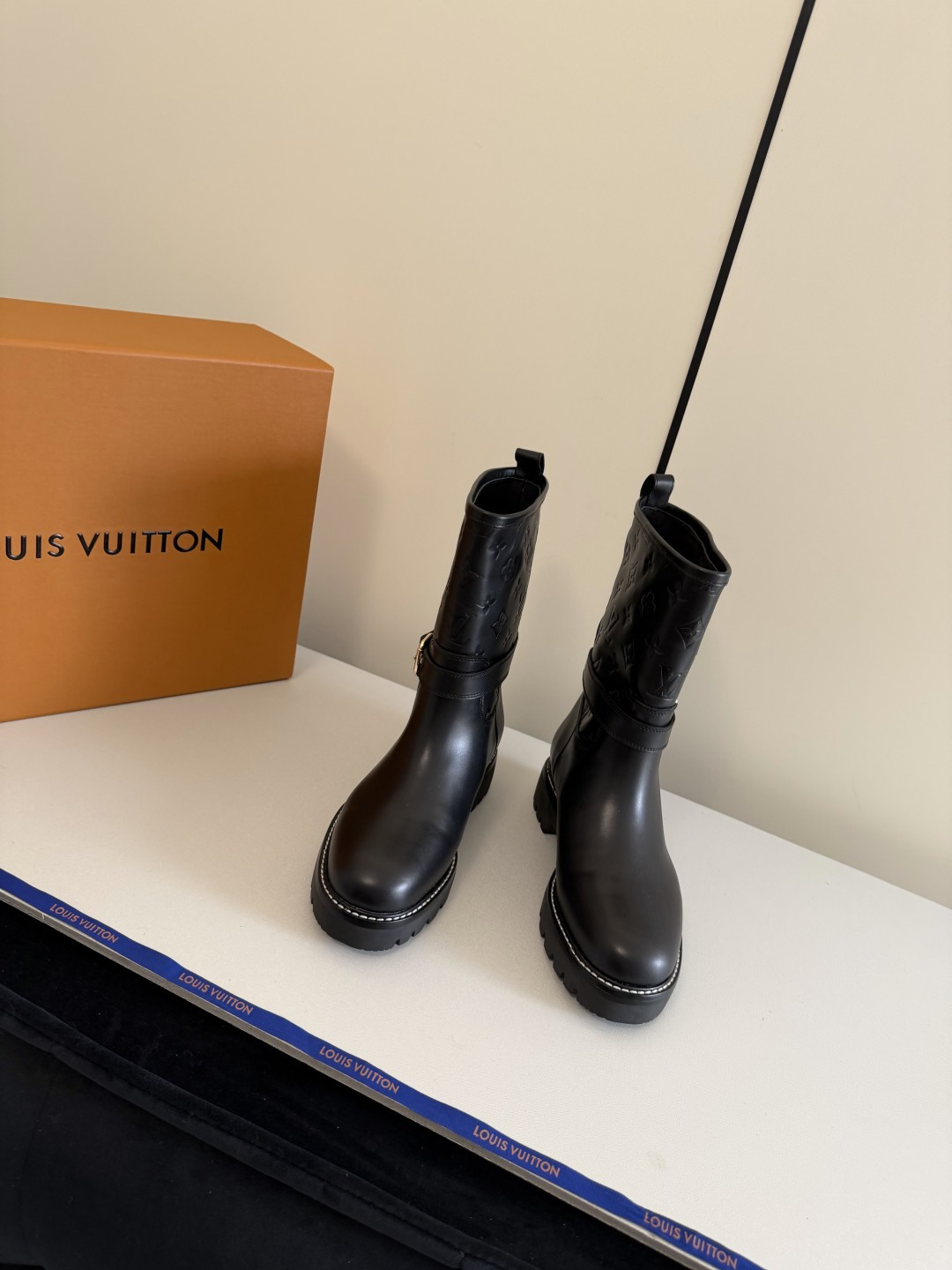 NO:647688,Top version Louis Vuitton Louis Vuitton 2025 autumn and winter high-end customization, major celebrity Internet celebrity catwalk style, century-old classic, exquisite craftsmanship, comfortable on the feet. This Territory flat ankle boots combine smooth cow leather and Monogram embossed cow leather, with adjustable leather straps with inscribed buckles and studs. Fabric full-grain cowhide, lining cowhide, buckles original mold, color black, coffee code number 35 to 39 (40 41)  Can be customized (no return or exchange), boots, louis vuitton, louis vuitton, boots, cowhide19860909顶级版本 Louis Vuitton路易威登2025秋冬高端定制 各大明星网红走秀款,百年经典,工艺精湛,上脚舒适. 本款 Territory 平底及踝靴融合光滑牛皮革和 Monogram 压纹牛皮革,为可调节皮革饰带搭配铭纹搭扣和饰钉. 面料全粒面牛皮  内里 牛皮 饰扣原版开模 颜色黑色 咖色  码数35一39（40 41 可以定做 不退换）,靴子,louis vuitton,louis vuitton,boots,cowhide,Women's Shoes
