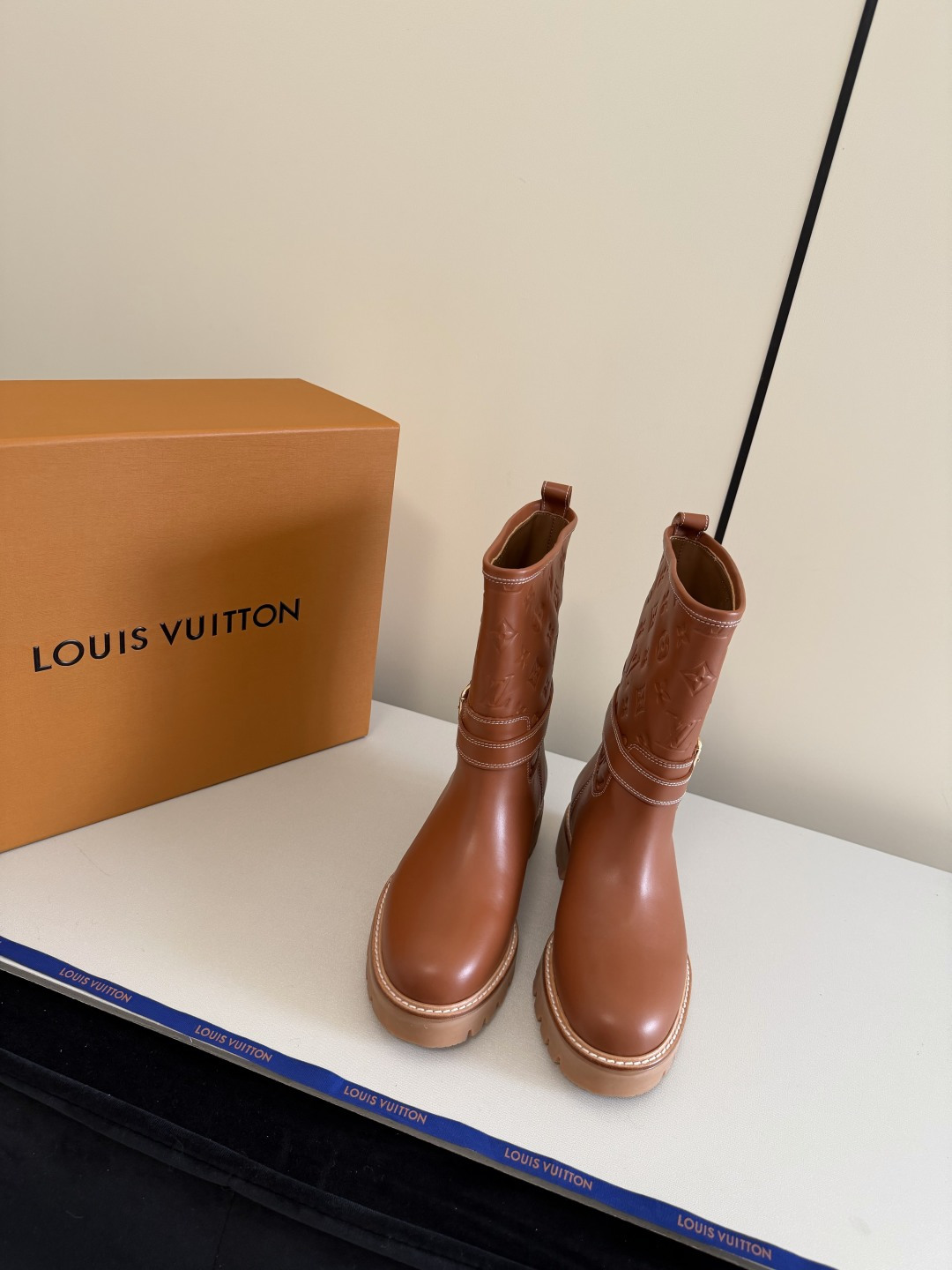 NO:647705,Top version Louis Vuitton Louis Vuitton 2025 autumn and winter high-end customization, major celebrity Internet celebrity catwalk style, century-old classic, exquisite craftsmanship, comfortable on the feet. This Territory flat ankle boots combine smooth cow leather and Monogram embossed cow leather, with adjustable leather straps with inscribed buckles and studs. Fabric full-grain cowhide, lining cowhide, buckles original mold, color black, coffee code number 35 to 39 (40 41)  Can be customized (no return or exchange), boots, louis vuitton, louis vuitton, boots, cowhide19860909顶级版本 Louis Vuitton路易威登2025秋冬高端定制 各大明星网红走秀款,百年经典,工艺精湛,上脚舒适. 本款 Territory 平底及踝靴融合光滑牛皮革和 Monogram 压纹牛皮革,为可调节皮革饰带搭配铭纹搭扣和饰钉. 面料全粒面牛皮  内里 牛皮 饰扣原版开模 颜色黑色 咖色  码数35一39（40 41 可以定做 不退换）,靴子,louis vuitton,louis vuitton,boots,cowhide,Women's Shoes