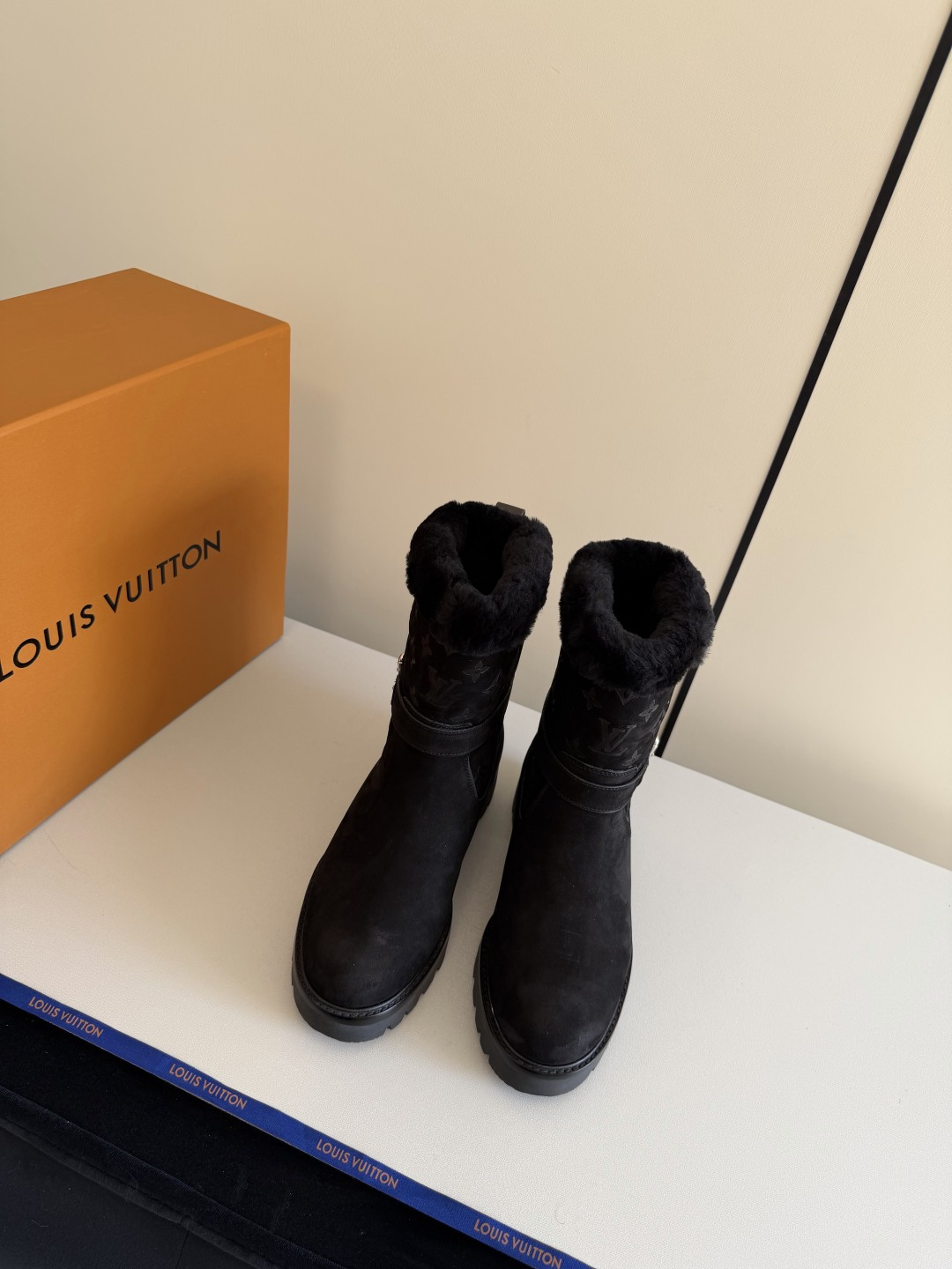 NO:647718,lv fw25 new arrival-～ lv 25 autumn and winter fur integrated boots. The upper is made of frosted cowhide, with fine texture and super good texture!  The boots are embossed with presbyopia, which is very nice, and the lining is made of one piece of fur!  Not picky about foot shape, warm in winter size 35-39 40 41 customized, snow boots, louis vuitton, boots, cowhide19860909lv fw25 new arrival-～ lv 25秋冬皮毛一体靴子 鞋面是磨砂牛皮,质地细腻,质感超好！ 靴筒压印老花、很是好看 内里皮毛一体材质！ 不挑脚型,温暖过冬 size 35-39 40 41定制,雪地靴,louis vuitton,boots,cowhide,Women's Shoes
