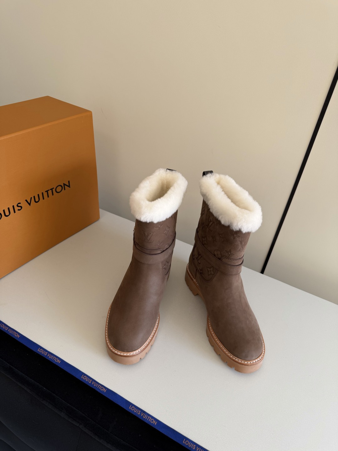 NO:647734,lv fw25 new arrival-～ lv 25 autumn and winter fur integrated boots. The upper is made of frosted cowhide, with fine texture and super good texture!  The boots are embossed with presbyopia, which is very nice, and the lining is made of one piece of fur!  Not picky about foot shape, warm in winter size 35-39 40 41 customized, snow boots, louis vuitton, boots, cowhide19860909lv fw25 new arrival-～ lv 25秋冬皮毛一体靴子 鞋面是磨砂牛皮,质地细腻,质感超好！ 靴筒压印老花、很是好看 内里皮毛一体材质！ 不挑脚型,温暖过冬 size 35-39 40 41定制,雪地靴,louis vuitton,boots,cowhide,Women's Shoes