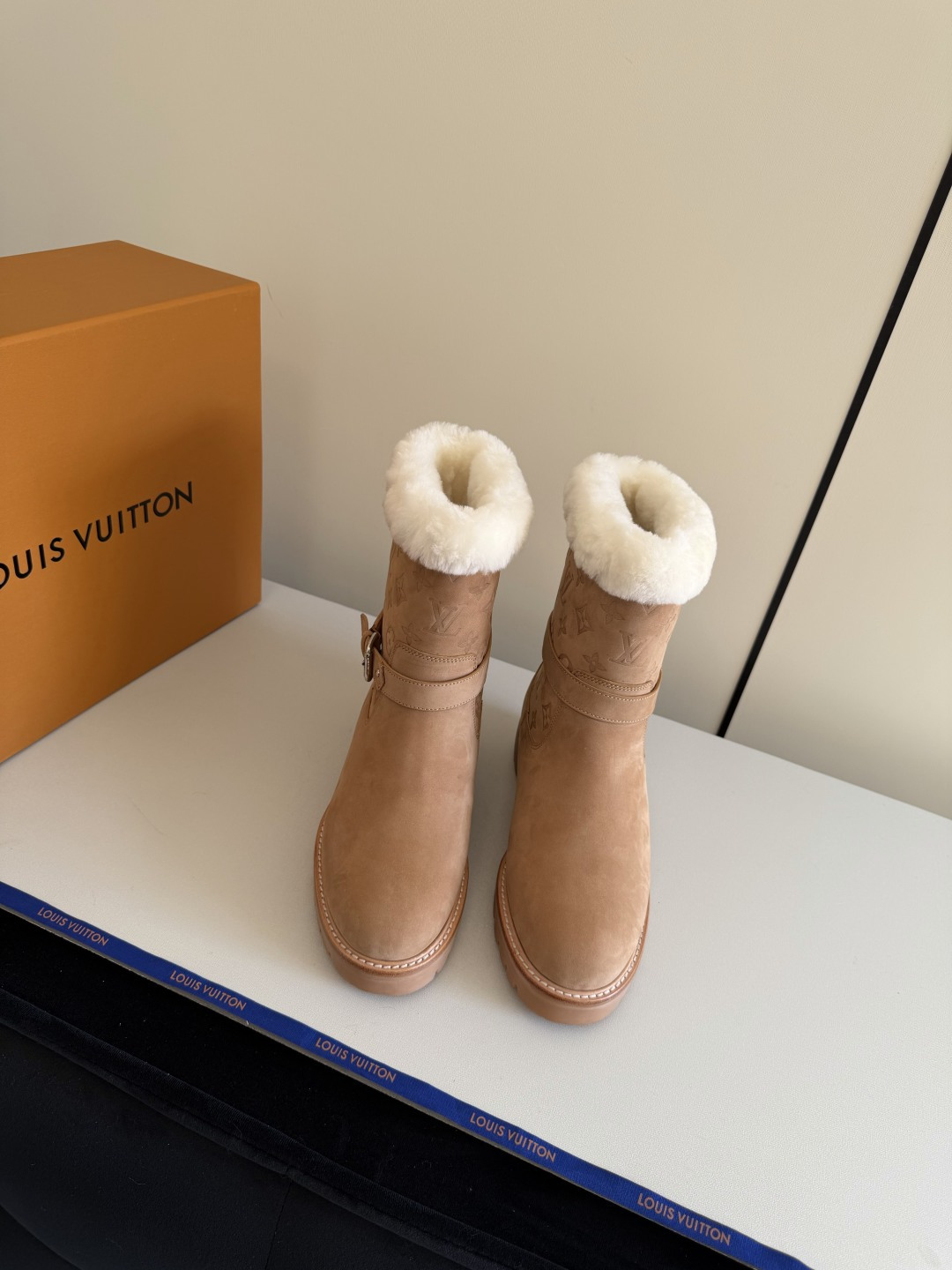 NO:647751,lv fw25 new arrival-～ lv 25 autumn and winter fur integrated boots. The upper is made of frosted cowhide, with fine texture and super good texture!  The boots are embossed with presbyopia, which is very nice, and the lining is made of one piece of fur!  Not picky about foot shape, warm in winter size 35-39 40 41 customized, snow boots, louis vuitton, boots, cowhide19860909lv fw25 new arrival-～ lv 25秋冬皮毛一体靴子 鞋面是磨砂牛皮,质地细腻,质感超好！ 靴筒压印老花、很是好看 内里皮毛一体材质！ 不挑脚型,温暖过冬 size 35-39 40 41定制,雪地靴,louis vuitton,boots,cowhide,Women's Shoes