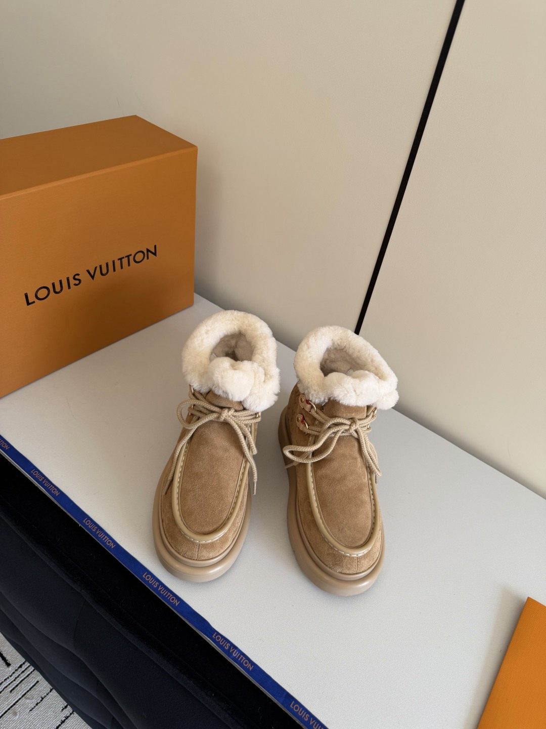 NO:649442,25Ss new autumn and winter Louis vuiteeon LV letter embossed lace-up thick-soled snow boots wool ankle boots. This Cortina ankle boots are from the LVSki series, integrating suede cow leather uppers and comfortable shearling linings. The Monogram pattern upper and leather laces embellished with the LV Circle logo create exquisite details. With non-slip rubber outsole, you can seamlessly switch between winter holidays and urban life. The upper is made of high satin suede.  The lining is wool, the sole is original molded TPU rubber outsole, the heel height is 5cm, the size is 35-39 (40.41 is custom-made and cannot be returned or exchanged), snow boots, louis vuitton, louis vuitton, boots, cowhide1986090925Ss秋冬新款Louis vuiteeon LV 字母压花系带厚底雪地靴羊毛及踝靴短靴 本款 Cortina 及踝靴出自LVSki系列,将绒面牛皮革鞋面与舒适羊毛皮内衬融于一体.Monogram图案鞋面与点缀LV Circle标识的皮革鞋带构筑考究细节.搭配防滑橡胶外底,可于冬日假期与都市生活间无缝切换. 鞋面高丝光牛反绒 内里垫脚羊毛 鞋底原版开模TPU橡胶大底 跟高5cm 码数35-39（40.41定做不退换）,雪地靴,louis vuitton,louis vuitton,boots,cowhide,Women's Shoes