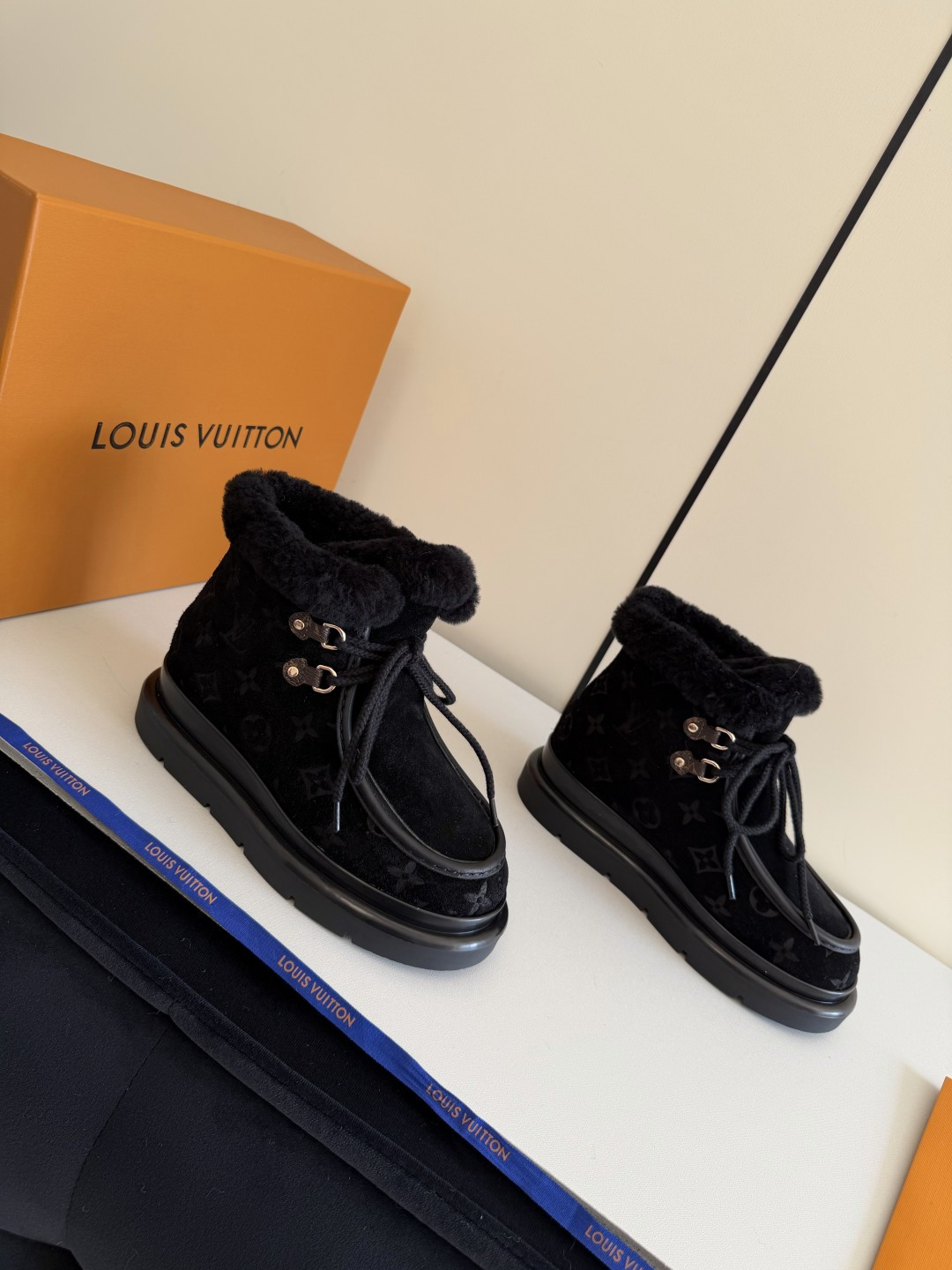 NO:649456,25Ss new autumn and winter Louis vuiteeon LV letter embossed lace-up thick-soled snow boots wool ankle boots. This Cortina ankle boots are from the LVSki series, integrating suede cow leather uppers and comfortable shearling linings. The Monogram pattern upper and leather laces embellished with the LV Circle logo create exquisite details. With non-slip rubber outsole, you can seamlessly switch between winter holidays and urban life. The upper is made of high satin suede.  The lining is wool, the sole is original molded TPU rubber outsole, the heel height is 5cm, the size is 35-39 (40.41 is custom-made and cannot be returned or exchanged), snow boots, louis vuitton, louis vuitton, boots, cowhide1986090925Ss秋冬新款Louis vuiteeon LV 字母压花系带厚底雪地靴羊毛及踝靴短靴 本款 Cortina 及踝靴出自LVSki系列,将绒面牛皮革鞋面与舒适羊毛皮内衬融于一体.Monogram图案鞋面与点缀LV Circle标识的皮革鞋带构筑考究细节.搭配防滑橡胶外底,可于冬日假期与都市生活间无缝切换. 鞋面高丝光牛反绒 内里垫脚羊毛 鞋底原版开模TPU橡胶大底 跟高5cm 码数35-39（40.41定做不退换）,雪地靴,louis vuitton,louis vuitton,boots,cowhide,Women's Shoes