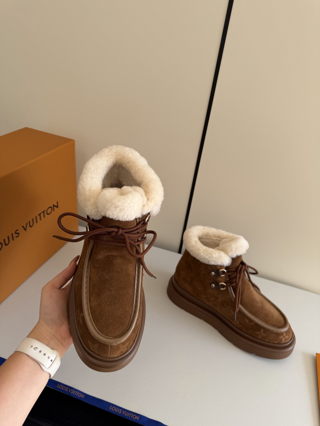 NO:649474,25Ss new autumn and winter Louis vuiteeon LV letter embossed lace-up thick-soled snow boots wool ankle boots. This Cortina ankle boots are from the LVSki series, integrating suede cow leather uppers and comfortable shearling linings. The Monogram pattern upper and leather laces embellished with the LV Circle logo create exquisite details. With non-slip rubber outsole, you can seamlessly switch between winter holidays and urban life. The upper is made of high satin suede.  The lining is wool, the sole is original molded TPU rubber outsole, the heel height is 5cm, the size is 35-39 (40.41 is custom-made and cannot be returned or exchanged), snow boots, louis vuitton, louis vuitton, boots, cowhide1986090925Ss秋冬新款Louis vuiteeon LV 字母压花系带厚底雪地靴羊毛及踝靴短靴 本款 Cortina 及踝靴出自LVSki系列,将绒面牛皮革鞋面与舒适羊毛皮内衬融于一体.Monogram图案鞋面与点缀LV Circle标识的皮革鞋带构筑考究细节.搭配防滑橡胶外底,可于冬日假期与都市生活间无缝切换. 鞋面高丝光牛反绒 内里垫脚羊毛 鞋底原版开模TPU橡胶大底 跟高5cm 码数35-39（40.41定做不退换）,雪地靴,louis vuitton,louis vuitton,boots,cowhide,Women's Shoes