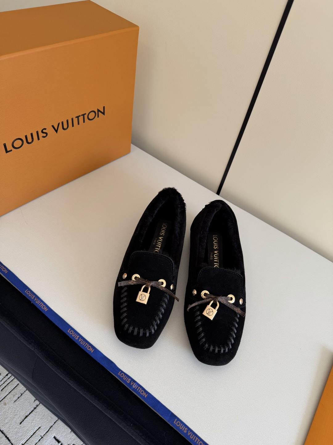 NO:647729,Lujia’s latest autumn and winter style Doudou shoes, furry shoes, many celebrity Internet celebrities, very popular thin-soled design elements, simple cowhide stitching and brand logo hardware lock embellishment, very recognizable, super versatile and good-looking, adjusted countless times, soft wearing experience, full foot comfort. Fabric: original custom imported first-layer cowhide, real wool lining, super warm, original open-molded TPU material  Size: 35-39 (40 41 customization is not returnable), loafers, louis vuitton, louis vuitton, loafers, cowhide19860909驴家秋冬最新款 豆豆鞋 毛毛鞋 超多明星网红种草 非常火的薄底设计元素 简简单单的牛皮拼接加上品牌logo五金锁扣点缀 非常有辨识度 上脚超级百搭好看 调试无数次楦型 轻柔穿着体验 脚感舒适度拉满 面料:原版定制进口头层牛皮 内里真羊毛里 超级暖和 原版开模注塑TPU材质 Size:35-39（40 41定制不退换）,乐福鞋毛毛鞋,louis vuitton,louis vuitton,loafers,cowhide,Women's Shoes
