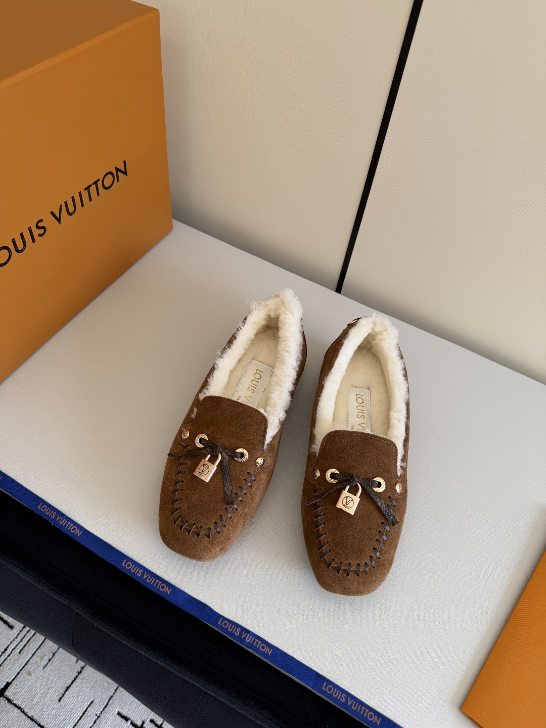 NO:647741,Lujia’s latest autumn and winter style Doudou shoes, furry shoes, many celebrity Internet celebrities, very popular thin-soled design elements, simple cowhide stitching and brand logo hardware lock embellishment, very recognizable, super versatile and good-looking, adjusted countless times, soft wearing experience, full foot comfort. Fabric: original custom imported first-layer cowhide, real wool lining, super warm, original open-molded TPU material  Size: 35-39 (40 41 customization is not returnable), loafers, louis vuitton, louis vuitton, loafers, cowhide19860909驴家秋冬最新款 豆豆鞋 毛毛鞋 超多明星网红种草 非常火的薄底设计元素 简简单单的牛皮拼接加上品牌logo五金锁扣点缀 非常有辨识度 上脚超级百搭好看 调试无数次楦型 轻柔穿着体验 脚感舒适度拉满 面料:原版定制进口头层牛皮 内里真羊毛里 超级暖和 原版开模注塑TPU材质 Size:35-39（40 41定制不退换）,乐福鞋毛毛鞋,louis vuitton,louis vuitton,loafers,cowhide,Women's Shoes