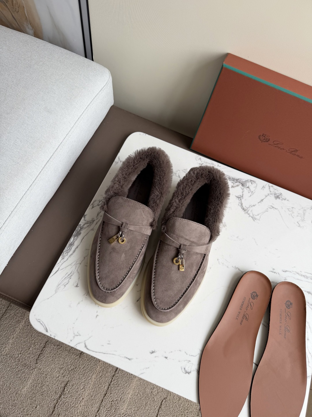 NO:668124,High version Mid-range version Purchasing grade!! Top high-end products on the market!! Top quality (the treatment is the same at counters!! Comes with a cedar wood pendant ball, very fragrant and smells) Craftsmanship! Give you a genuine foot feel! Loro is the first choice for high-end customers to purchase on behalf of customers  The brand Piana is an Italian treasure brand, the only one that can match Hermès. It has almost no advertising and is low-key and luxurious. These loafers are very high-end and extremely comfortable. They are also the shoes that domestic and foreign Internet celebrity bloggers can't put down. Of course, the comfort comes from the quality. Both the materials and workmanship are impeccable. Women's size, the fabric is imported top-grade fetal cow velvet, very delicate and skin-friendly. The interior is imported nutria fur, paired with a pair of benzene-dyed cowhide for feet.  Wear-resistant rubber outsole Wear-resistant rubber outsole leather is soft, delicate and skin-friendly, no running-in period is required on the foot, the upper is very stylish and full. The tree paste cowhide leather midsole is soft and breathable. The milk-colored outsole is bend-resistant and translucent rubber mold outsole is also very soft and has a light fragrance. It is easy to put on and take off, and you will not want to take it off when you put it on. Size 35-3940 41 42 can be customized and non-returnable, loafers, hermes, loro  piana,loafers,cowhide19860909高版本 中端版 代购级!!市面顶级高品!!顶级品质(专柜待遇一样!!配送雪松木挂件球一枚,很香很好闻) 匠心制作!带给您正品级脚感!供高端客户代购首选 Loro piana这个牌子是意大利宝藏品牌,唯一能和爱马仕匹配,几乎不打广告,低调奢华,这款乐福鞋非常高级又舒适到爆,也让国内外网红博主爱不释手、欲罢不能的鞋子,当然舒适度来源于品质,无论是用料还是做工都无可挑剔 女码,面料进口顶级胎牛绒,非常细腻亲肤 内里进口海狸鼠皮草,搭配一对垫脚苯染牛皮 耐磨橡胶大底耐磨橡胶大底皮料柔软、细腻、亲肤,上脚无需磨合期,鞋面非常有型且饱满 树膏牛皮真皮中底板,柔软、透气 牛奶色大底耐弯曲半透明橡胶模具大底也是非常柔软,有种淡淡的香味,穿脱方便,穿上就不想脱了. 码数35-3940 41 42可以定制不退换,乐福鞋毛毛鞋,hermes,loro piana,loafers,cowhide,Women's Shoes