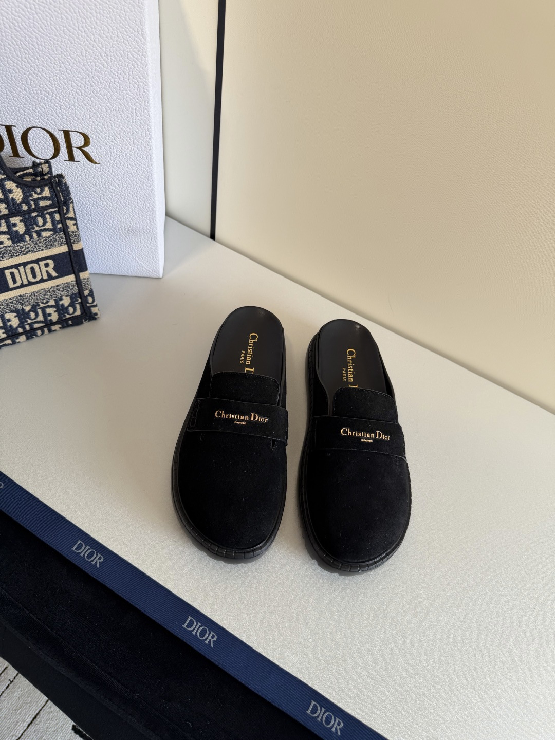 NO:668140,ODIO*·25s new autumn and winter style Suede leather cow suede toe-top Birkenstock Dior round-toe Birkin slippers are a model of elegance and de-ritualization. Injecting the exquisite genes of high fashion houses into relaxed and lazy casual shoes creates a delicate balance between boudoir and street, defining a sense of effortless decency in the contemporary context.  The essence of craftsmanship is concentrated in the footbed and sole. The footbed is made of a cork latex layer covered with top-grade calfskin, which is shaped according to the shape of the arch of the foot and provides customized support like memory foam. The outsole is made of lightweight, non-slip natural rubber, and the edges are often finely spray-painted in the same color to eliminate roughness and ensure visual integrity from the upper to the sole. Material: cow suede, lining cowhide, rubber outsole  Shoe size 35-394041, customized, non-returnable, semi-drag, dior, cowhide19860909ODIO*·25s 秋冬新款 翻毛皮牛反绒包头博肯拖 Dior圆头包头博肯拖,堪称优雅的去仪式化之典范.将高级时装屋的精致基因,注入松弛慵懒的休闲鞋型,创造出一种闺阁与街头之间的微妙平衡,定义了当代语境下毫不费力的得体感. 工艺精髓集中于鞋床与鞋底.鞋床极采用覆有顶级小牛皮的软木乳胶层,根据足弓形态塑形,提供记忆绵般的定制化承托.外底则为轻质防滑的天然橡胶,边缘常做精细的同色系喷漆处理,消除粗糙感,确保从鞋面到鞋底的视觉完整性. 材质牛反绒 内里牛里 大底橡胶大底 鞋码35-394041定制不退换,半拖,dior,cowhide,Women's Shoes