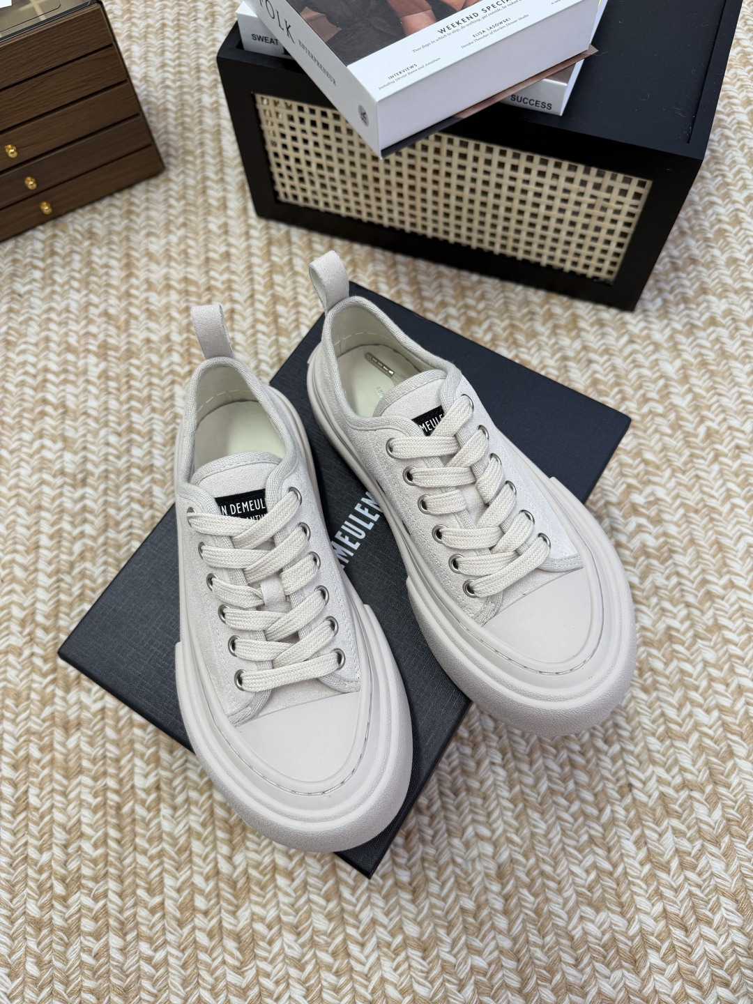 NO:817930,ANNDEMEULEMEESTE* New shell-toe canvas shoes for early spring. This pair of thick-soled shell-toe canvas shoes is the daily darling of countless celebrities and bloggers. It is truly a timeless style, so you don’t have to worry about going out of style. Whether it is daily commuting, going out on a date, or traveling to take photos, it can hold up perfectly. It feels relaxed when walking on the feet, and it will look like a blockbuster in any photo. If you like it, buy it early and have it on your feet. Whoever wears it will look better.  Upper cow suede, lining sheepskin, rubber outsole size 35-40 (customized size 40 is non-refundable), heel height 2cm, casual shoes/sports shoes, sneakers, sheepskin19860909ANNDEMEULEMEESTE* 早春新款贝壳头帆布鞋 这双厚底贝壳头帆布鞋,是无数明星、博主的日常穿搭宠儿,真正的永不过时款,完全不用担心过时.不管是日常通勤、约会出街,还是旅行拍照,都能完美hold住,上脚就是行走的松弛感,随便拍都是大片既视感. 喜欢的姐妹直接冲,早买早美,把显高显瘦焊在脚上,谁穿谁好看. 鞋面牛反绒 内里羊皮 大底橡胶大底 size35-40码（40码定制不退换） 跟高2cm,休闲鞋/运动鞋,sneakers,sheepskin,Women's Shoes