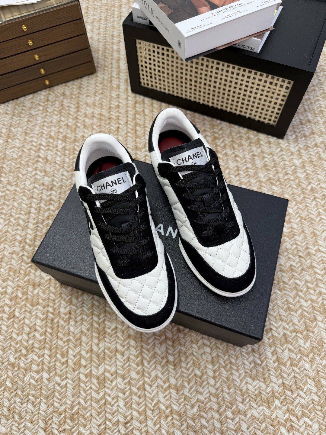 NO:817962,Chanel Chanel 26 early spring new model, moral training shoes, casual sports shoes, biscuit shoes, top version, original development last type, delicate and stylish, wide feet are not afraid, will not show foot fat, the upper foot is good-looking and comfortable, it feels very light on the foot, comfortable and breathable, super white, it is really a perfect match. The upper is imported first-layer cowhide, the lining is imported sheepskin, the foot pad is mixed sheepskin, the original TPU combination outsole  Size 35-40m, casual shoes/sports shoes, chanel, chanel, sneakers, cowhide, sheepskin19860909Chanel 香奈儿 26早春新款 德训鞋 休闲运动鞋 饼干鞋 顶级版本 原版开发楦型 秀气有型 宽脚也不怕 不会显脚肥 上脚好看又舒适 穿起来脚感非常轻盈 舒适透气 超级显白 真的是绝搭到爆炸 鞋面进口头层牛皮 内里进口羊皮 垫脚混种羊皮 原版TPU组合大底 码数35-40m,休闲鞋/运动鞋,chanel,chanel,sneakers,cowhide,sheepskin,Women's Shoes