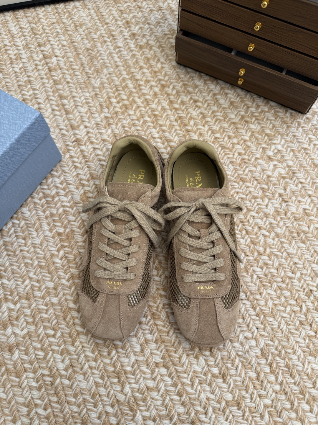 NO:816771,Prada mesh moral training shoes. The fabric is made of khaki suede + breathable mesh fabric. The suede has a retro and old feel. The mesh ensures breathability. It will not feel stuffy when worn in spring and summer. The texture is full. Number of yards: 35-40 (custom-made 40 pieces are not returnable), casual shoes/sports shoes, prada, sneakers, chamois leather19860909Prada网面德训鞋 面料采用卡其色反绒麂皮+透气网眼布拼接,麂皮自带复古做旧感,网面保证透气性,春夏穿完全不闷脚,质感拉满. 码数:35-40(40定做不退换),休闲鞋/运动鞋,prada,sneakers,chamois leather,Women's Shoes