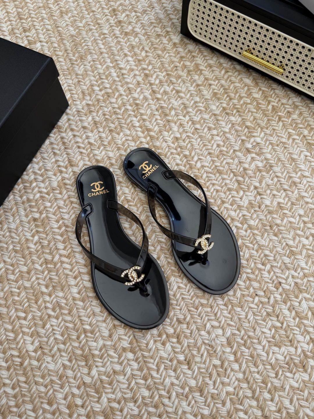 NO:817980,Chanel 26P new double C flip-flops. This series is really amazing. How come they are so beautiful!  Summer is really an invincible combination that can be salty or sweet~ Size 35-39 (customized 40/41), split-toe shoes, chanel, slippers19860909Chanel 26P新品双C人字拖鞋 这一系列这真的是绝了 怎么会这么美！ 夏天真的是无敌搭配可盐可甜～ 码数35-39（40/41定制）,分趾鞋,chanel,slippers,Women's Shoes