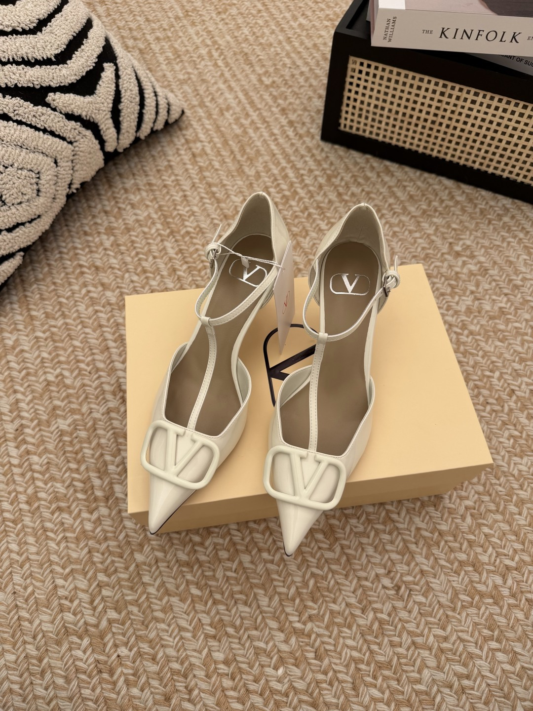 NO:817935,＊ Valentino’s new season sandals are so beautiful. The classic VLOGO brings out a full sense of luxury. After putting them on, your feet will look stunningly beautiful and slimming!  Simple and classic style!  Heel height 6cm, size 35-42 (40.41.42.43), non-refundable and non-exchangeable), high heels and sandals, valentino, sandals, high heels19860909＊ 华伦天奴 新一季凉鞋也太好看了 经典VLOGO衬托出满满的高级感 上脚后惊呆的美超级显脚瘦！ 简约经典款式！ 跟高6cm 码数35-42码（40.41.42.43）码不退不换）,高跟鞋凉鞋,valentino,sandals,high heels,Women's Shoes
