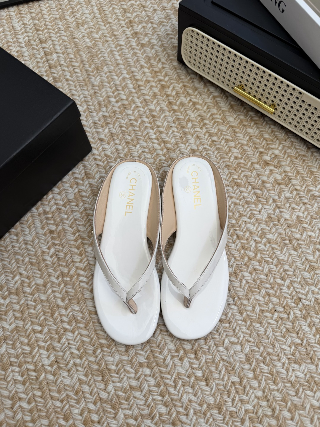 NO:817973,LChanel 26P new double C flip-flops. This series is really amazing. How come they are so beautiful!  Summer is really an invincible combination that can be salty or sweet~ Cowhide upper, lambskin lining, genuine leather outsole, size 35-39 (customized 40/41), split-toe shoes, chanel, slippers, cowhide, sheepskin, Leather soles19860909LChanel 26P新品双C人字拖鞋 这一系列这真的是绝了 怎么会这么美！ 夏天真的是无敌搭配可盐可甜～ 鞋面牛皮 内里是小羊皮 真皮大底 码数35-39（40/41定制）,分趾鞋,chanel,slippers,cowhide,sheepskin,Leather soles,Women's Shoes