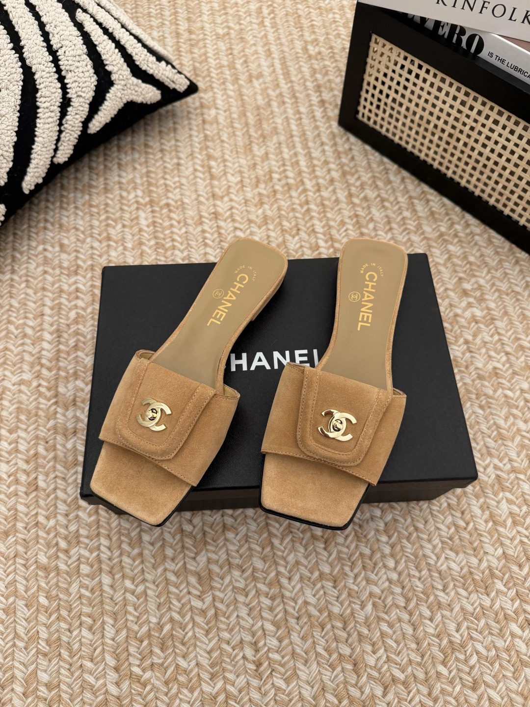 NO:818073,Chanel classic double c buckle rhombus slippers!  Grandma Xiang’s family always has the elegant and ladylike temperament, full of high-end sense!  Very nice on the feet ~ very versatile!  Incomparably beautiful!  Extra special, sheepskin lining, original genuine leather outsole, Size 35-39 (34/40/41/41/42 customized, non-refundable), comes with 10 airplane cases, slippers, chanel, slippers, sheepskin, Leather soles19860909Chanel 经典双c扣菱格拖鞋！ 香奶奶家一贯的优雅名媛气质 高级感十足！上脚非常nice～ 非常百搭！无敌美！特别仙 内里垫脚羊皮 原版真皮大底 Size35-39（34/40/41/41/42定制不退换）配飞机盒10,拖鞋,chanel,slippers,sheepskin,Leather soles,Women's Shoes